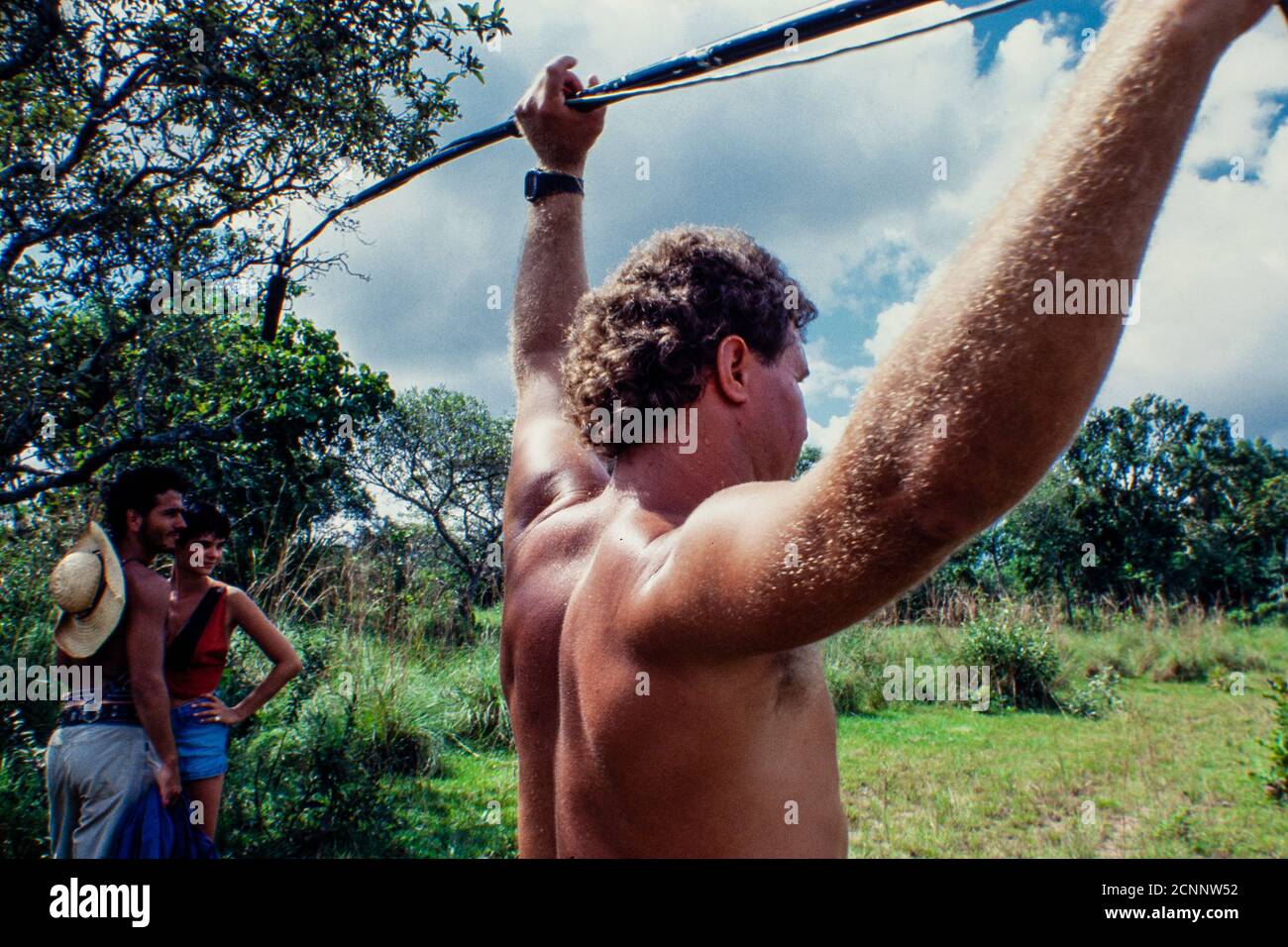 Pantanal, telenovela brasiliana – TV serial drama , soap opera - originariamente in onda nel 1990 su Rede Manchete – rete televisiva brasiliana extintic nel 1999 - scritto da Benedito Ruy Barbosa e diretto da Jayme Monjardim - attori Marcos Palmeira e Luciene Adami durante le registrazioni. La regione Pantanal, il cui nome deriva dalla parola portoghese pântano - che significa palude - è uno dei più grandi ecosistemi di zone umide di acqua dolce del mondo. La regione è stata definita un paradiso ecologico. Foto Stock