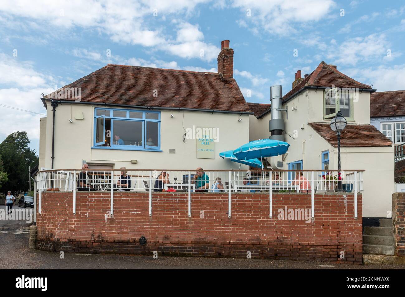 The Anchor Bleu harborside pub o casa pubblica nel villaggio di Bosham, West Sussex, Regno Unito Foto Stock