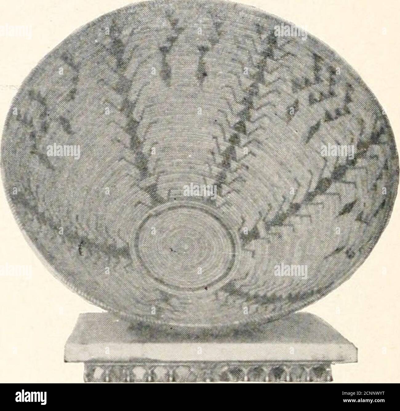 . Come fare indiano e altri cestini . FIG. 215. COLLEZIONE WASHOE BASKETIX FROHMAN. FIG. 216. YOKUT BASKETIN COLLEZIONE FROHMAN. È avvolto una volta. Si impiegano cannucce di colori diversi (Fig. 211). (d) FRAPPED BASKETRY, tipo Skokomish.-una interestingmodificazione di questa forma di Tlinkit di sovrapposizione o falso ricamo si verifica occasionalmente tra gli indiani Poma sotto il nome di bogor bag, ed è spiegato e illustrato completamente da James Teit in hisMemoir sugli indiani del fiume Thompson. In questo fiume Thompson Foto Stock