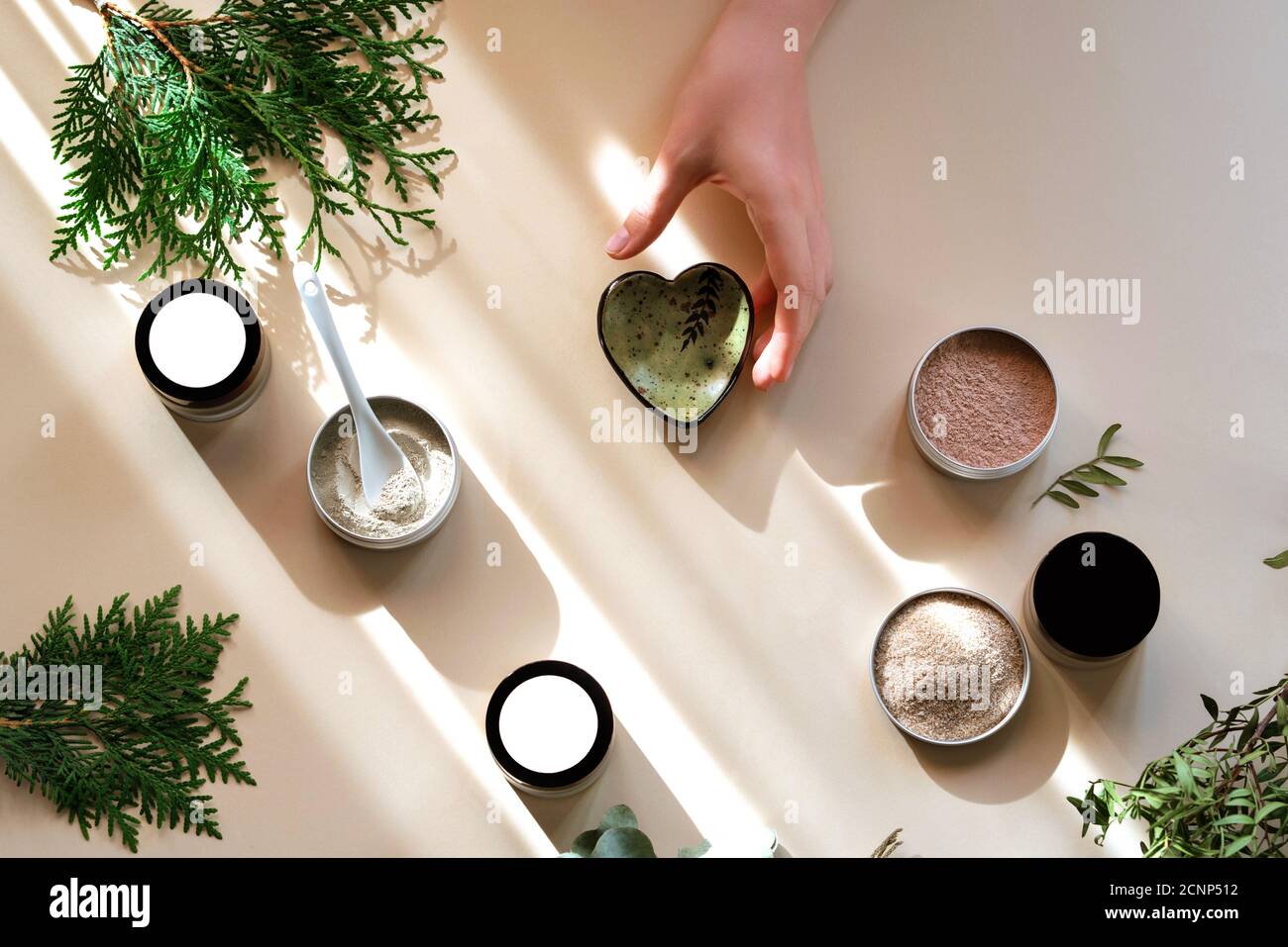Bello sfondo delicato del processo di produzione di cosmetici naturali da argilla. Foto Stock