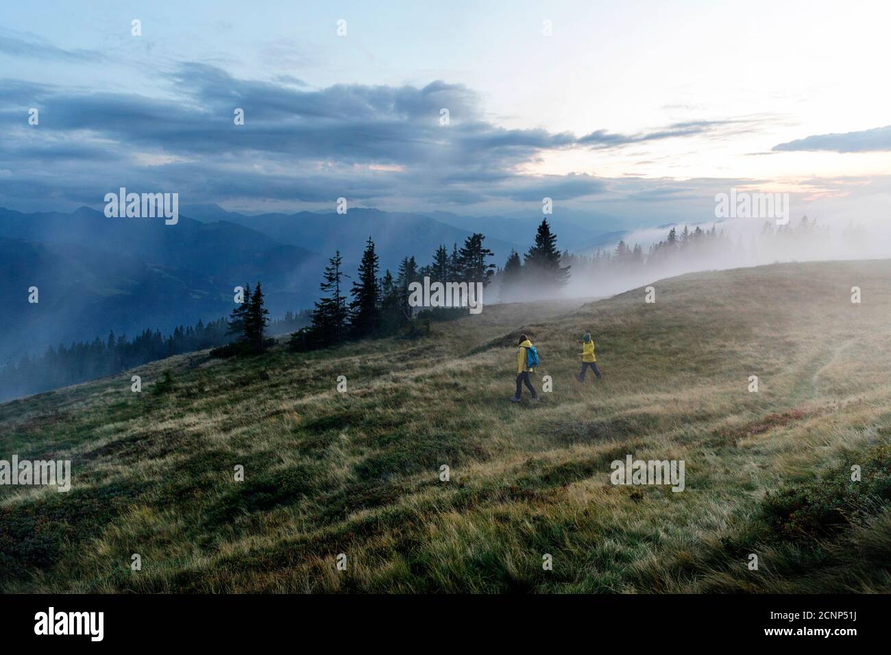 Madre e figlio camminano sulla montagna Rossbrand al tramonto, Austria Foto Stock