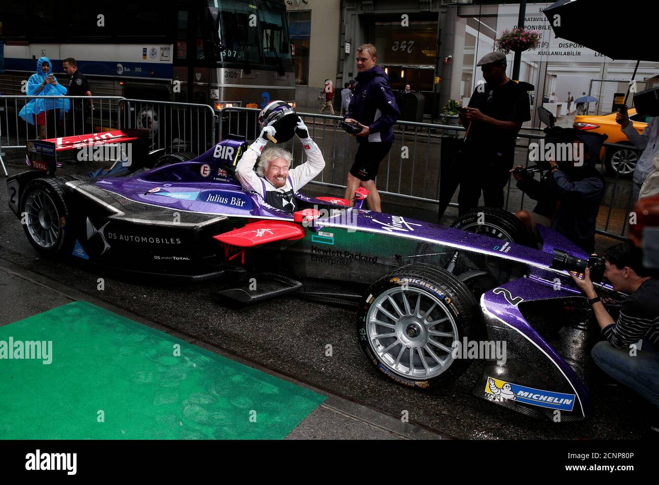 Richard Branson si pone nella DS Virgin Racing Formula e per promuovere il Campionato FIA Formula e all'ePrix di New York City, Stati Uniti, il 14 luglio 2017. REUTERS/Brendan McDermid Foto Stock
