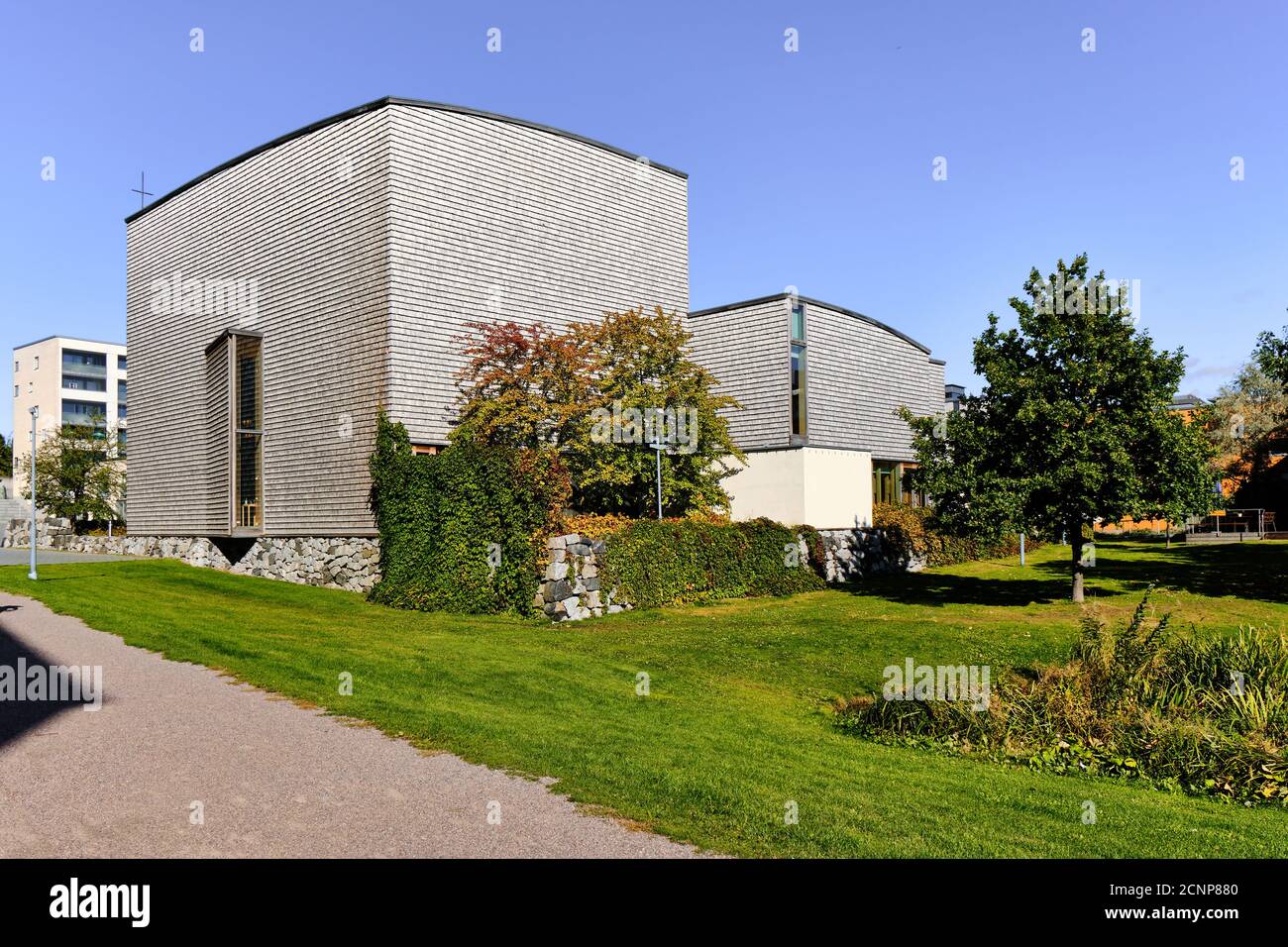 Helsinki, Finlandia - 13 settembre 2020: Chiesa luterana di Viikki. Moderna architettura nordica in legno. Foto Stock