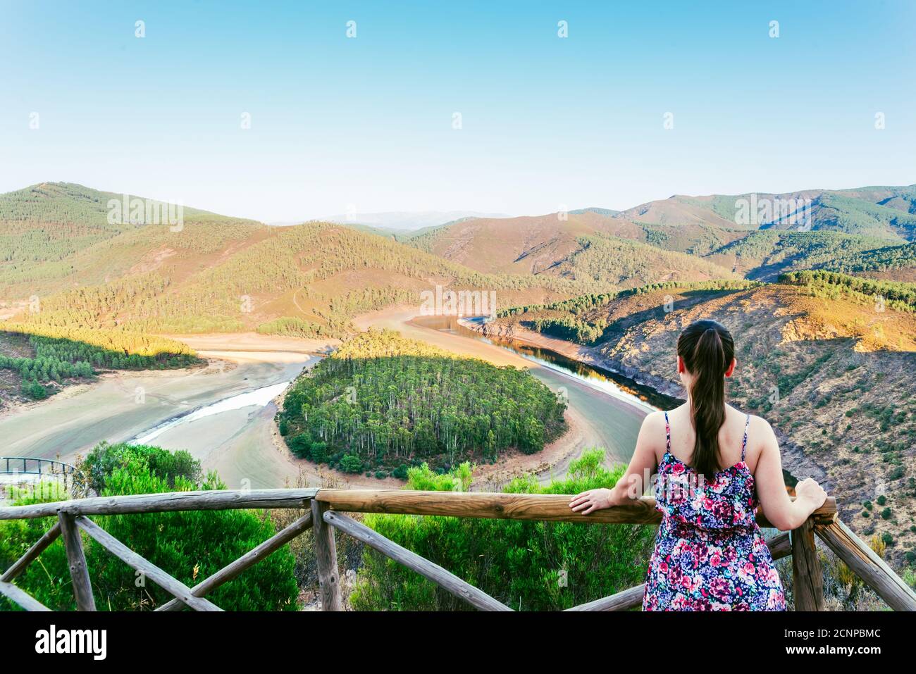 Donna che guarda il Meandro del Melero in Estremadura, Spagna. Foto Stock