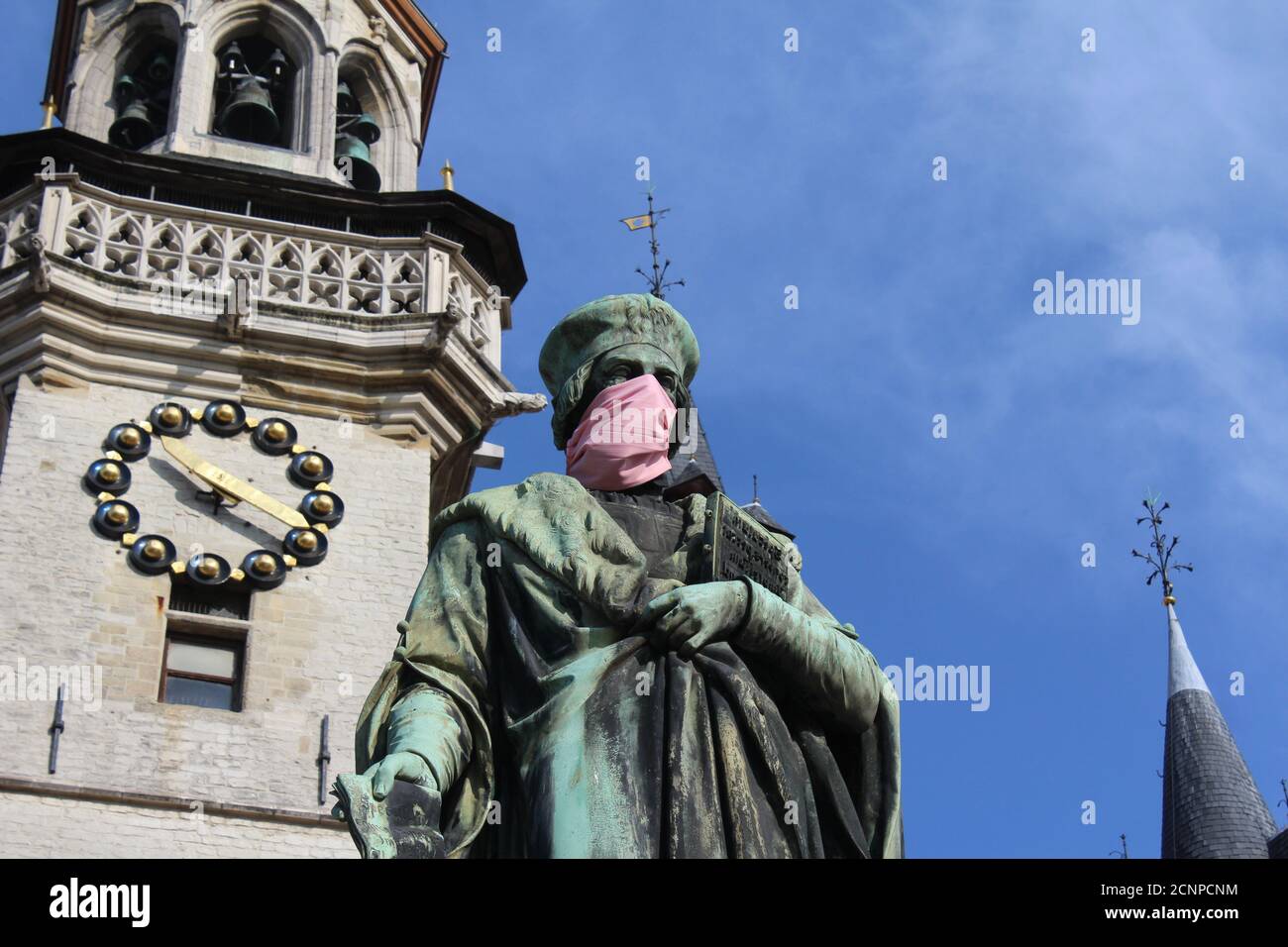 AALST, BELGIO, 18 SETTEMBRE 2020: La statua Aalst simbolo di Dirk Martens indossando una maschera a bocca. Un divertente promemoria per la gente del posto per rispettare COVID Foto Stock