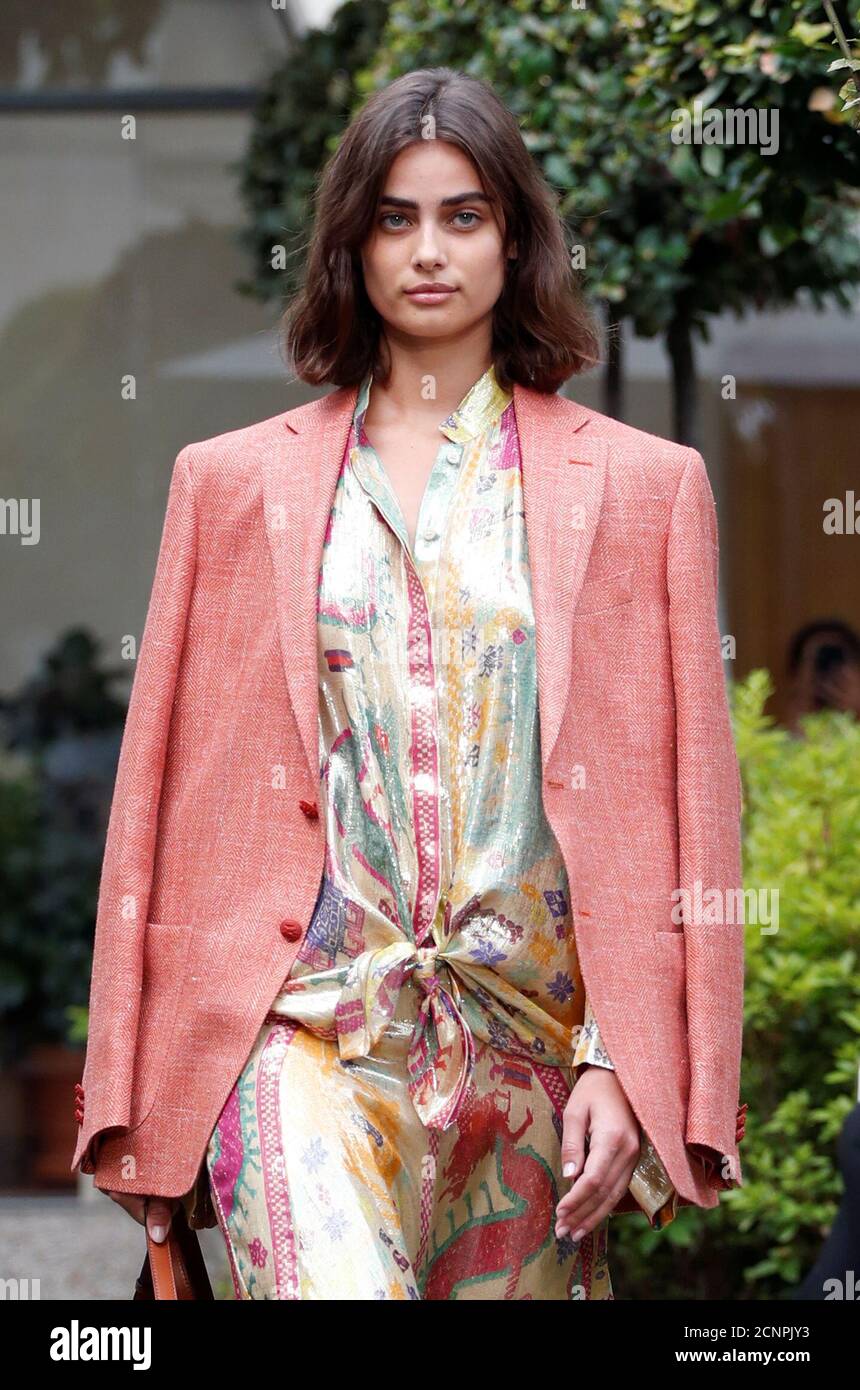 Model Taylor Hill presenta una creazione della collezione Etro Primavera/Estate  2021 uomini e pre-collezione Donna in uno spettacolo live all'hotel Four  Seasons, in mezzo allo scoppio della malattia del coronavirus (COVID-19),  durante