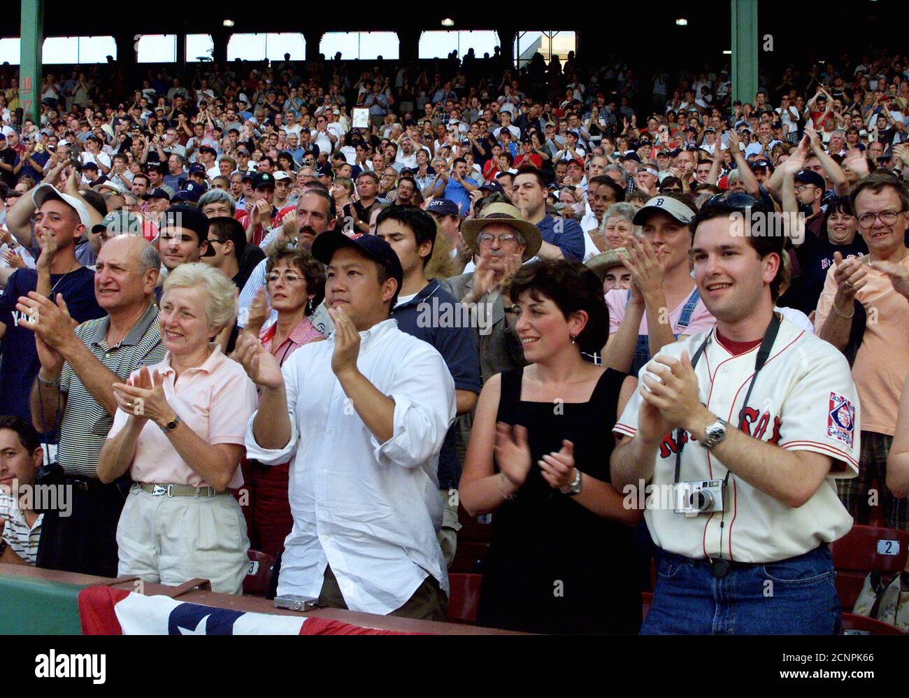 I fan dei Boston Red Sox danno un'ovazione spontanea al caro amico e  compagno di squadra di Ted Williams Johnny Pesky, mentre il pesky chiede  che Williams desideri essere cremato, come espresso