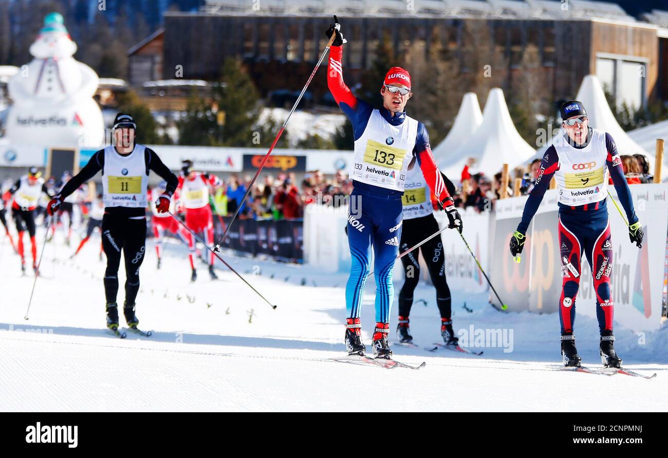 Ilia Chernousov (C) della Russia reagisce vincendo la competizione maschile della maratona sciistica di Engadin nel villaggio di S-chanf 8 marzo 2015. Secondo gli organizzatori, più di 13,000 sciatori hanno partecipato alla gara di 42 km (26 miglia) tra Maloja e S-chanf vicino alla stazione sciistica svizzera di St. Moritz. REUTERS/ARND WIEGMANN (SVIZZERA - TAGS: SPORT SCI TPX IMMAGINI DEL GIORNO) Foto Stock
