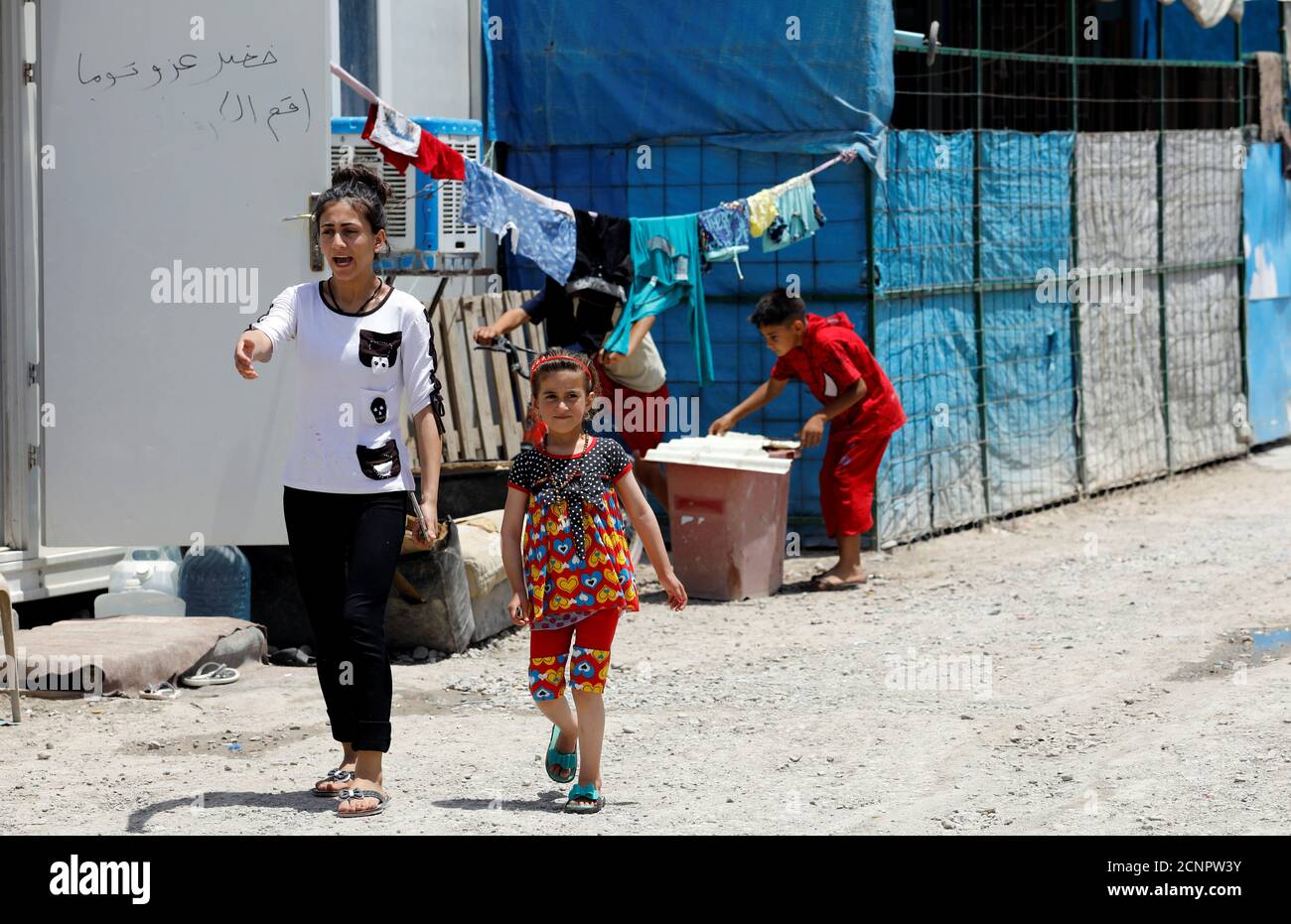 Christina Ezzo Abada irachena, ex ostaggio di militanti dello Stato islamico per tre anni, cammina con la sorella in un campo profughi a Erbil, Iraq, 10 giugno 2017. REUTERS/Erik De Castro Foto Stock
