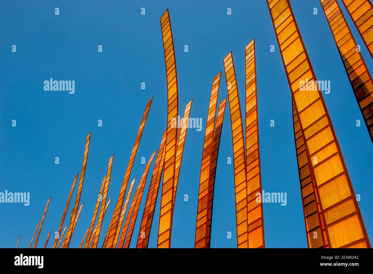 La scultura Grass Blades dell'artista John Fleming adiacente al Museo della Cultura Pop al Seattle Center di Seattle, Washington state, USA. Foto Stock