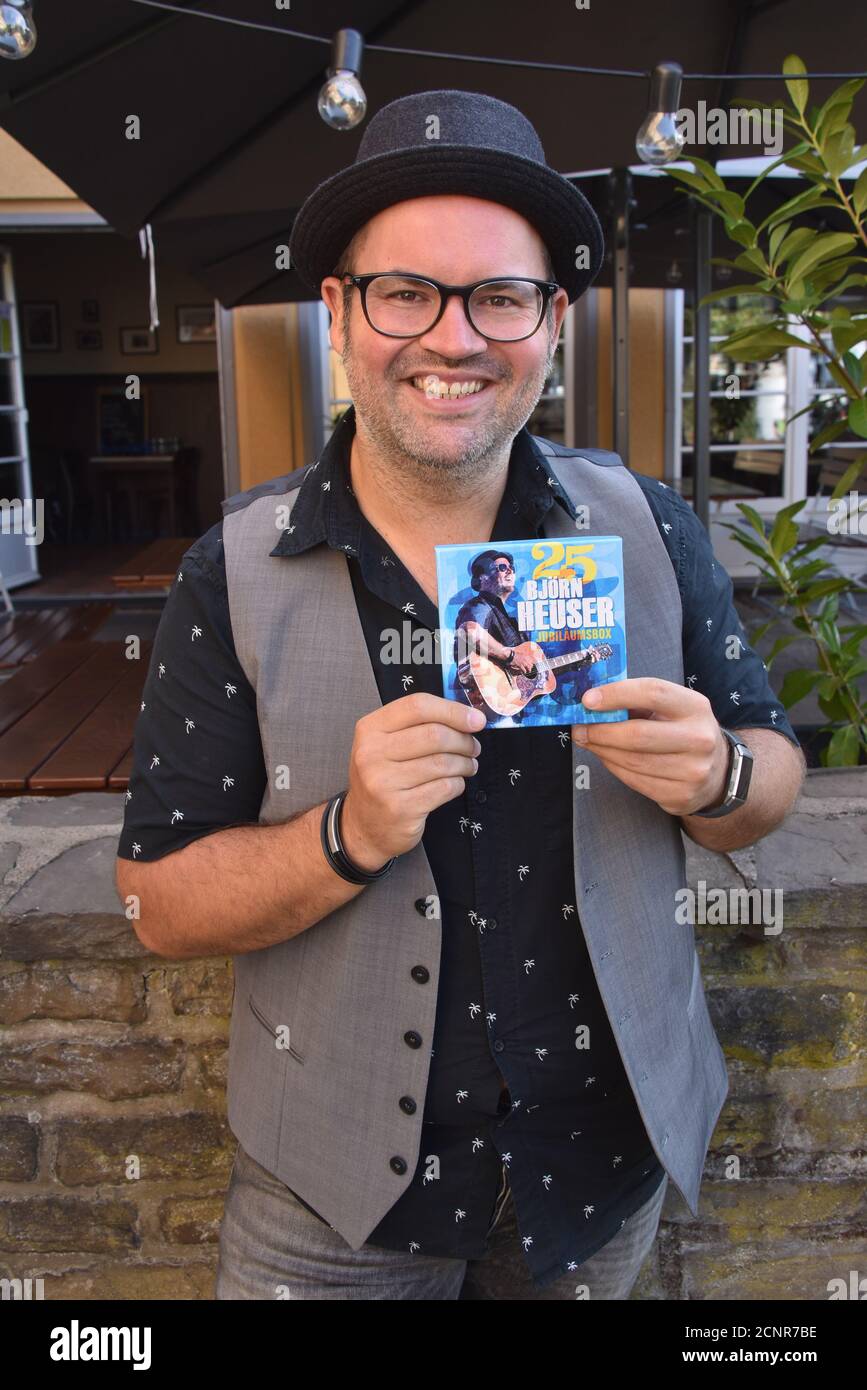 18 settembre 2020, Nord Reno-Westfalia, Colonia: Il musicista e cantautore Björn Heuser pubblica un CD box limitato e firmato a mano con 3 CD e 48 brani per il 25° anniversario di scena. Foto: Horst Galuschka/dpa Foto Stock