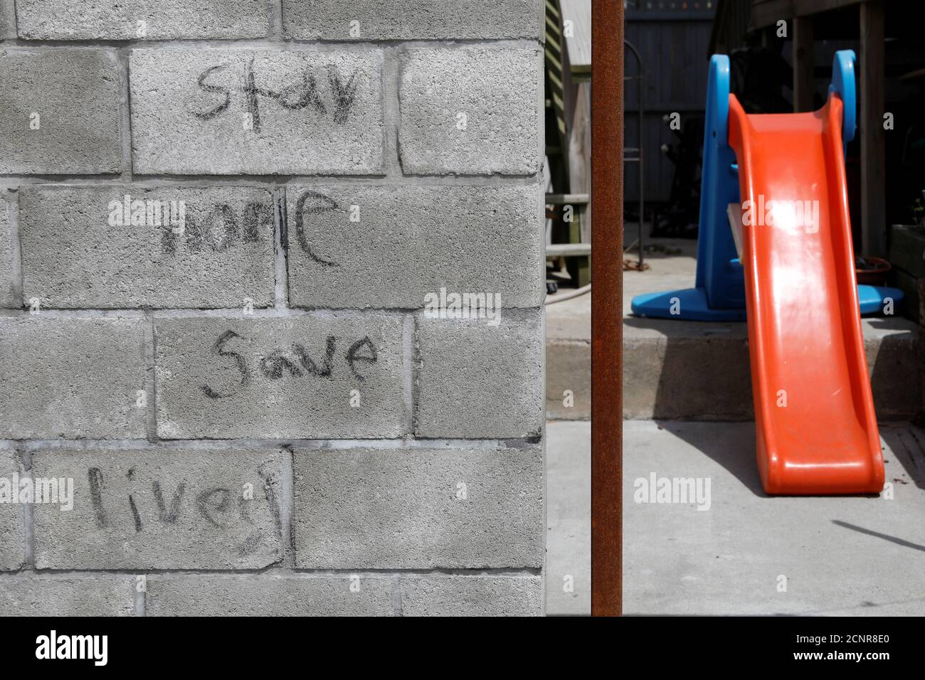 Un messaggio su un muro che recita 'Stay home Save lives' è visto, durante lo scoppio della malattia del coronavirus (COVID-19), nella sezione Rockaway di Queens a New York City, Stati Uniti, 20 maggio 2020. REUTERS/Brendan McDermid Foto Stock