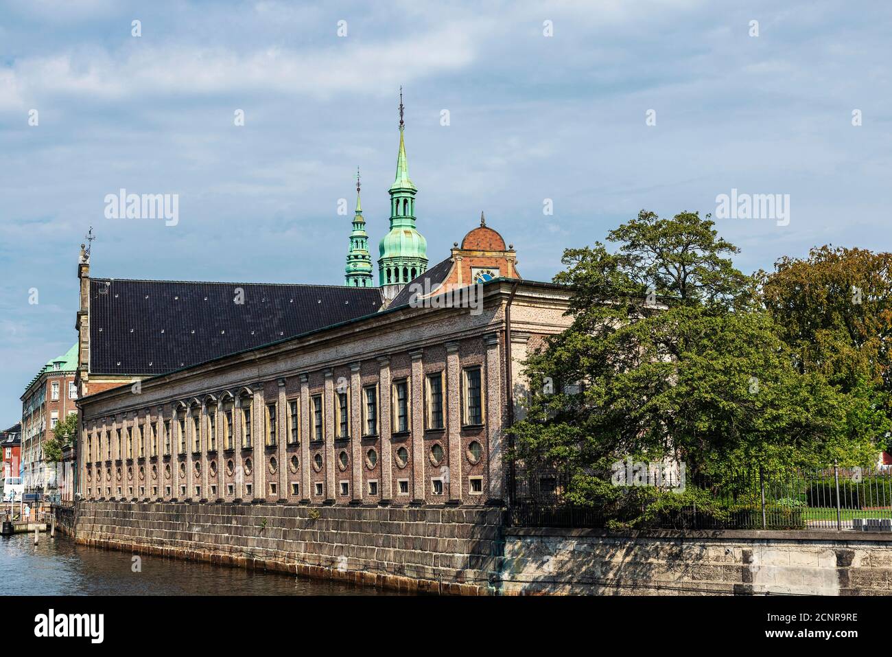 Facciata della chiesa Holmen (Holmens Kirke), chiesa parrocchiale situata nel centro di Copenhagen, Danimarca Foto Stock