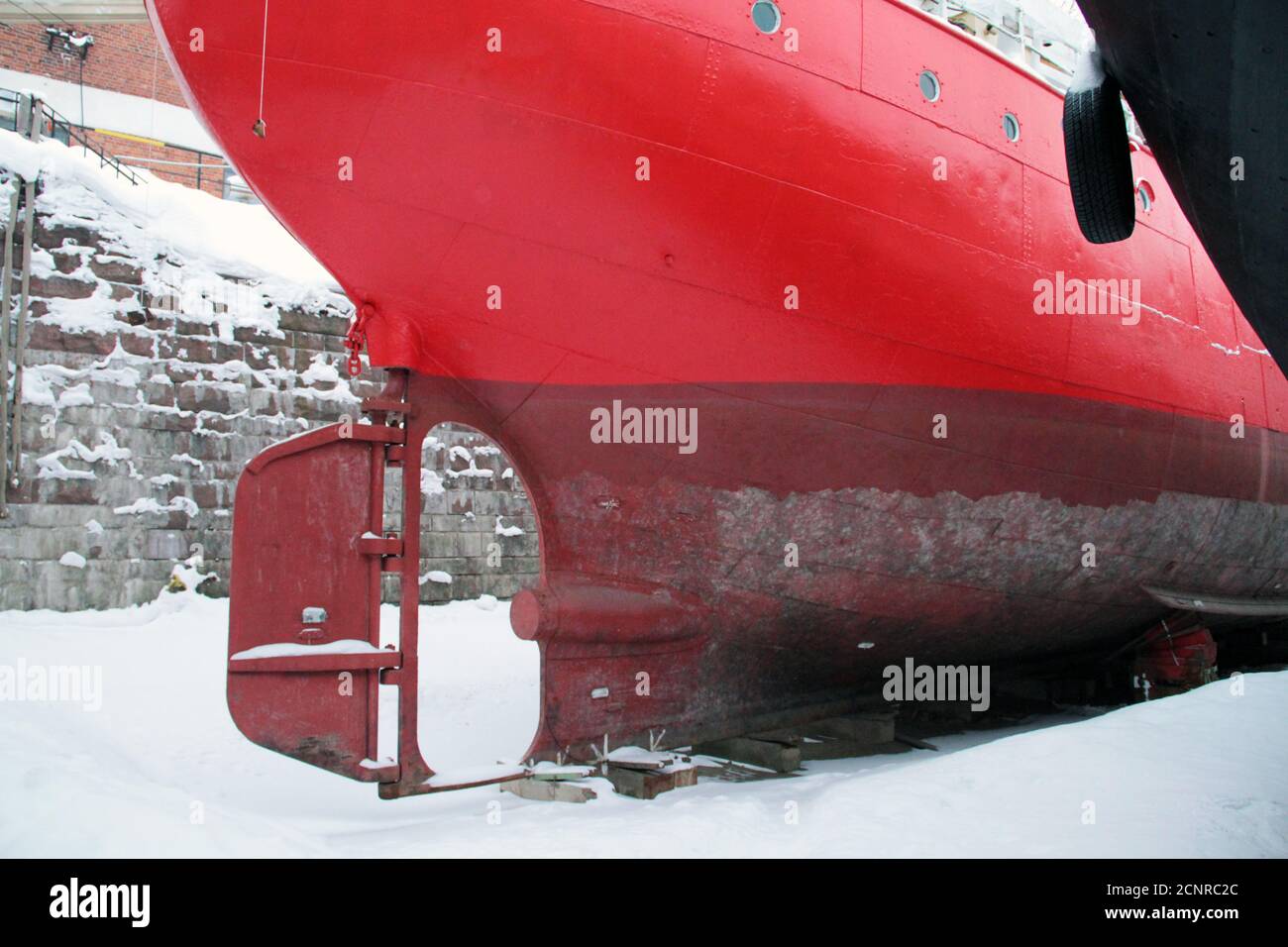 Scafo in nave in cantiere in inverno Foto Stock