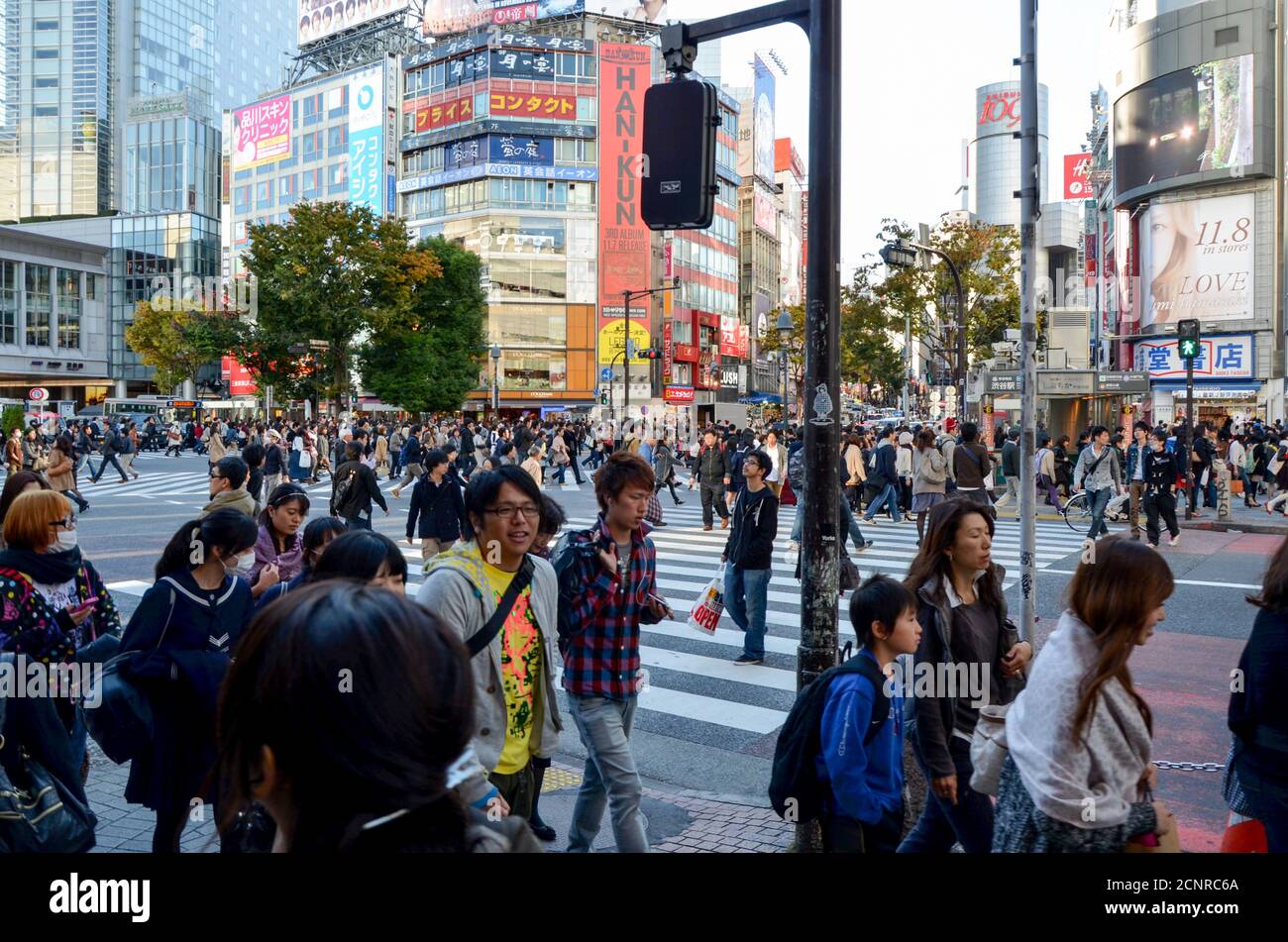 Attraversamento di Shibuya a Tokyo a pranzo Foto Stock