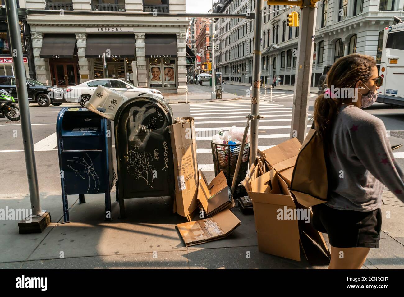 Una raffinata selezione di spazzatura da un ricettacolo traboccante di rifiuti di strada nel quartiere Flatiron di New York mercoledì 16 settembre 2020. Oltre 160 leader aziendali hanno scritto una lettera aperta al sindaco Bill De Blasio, esprimendo le loro preoccupazioni riguardo alle ignoranti preoccupazioni della città in materia di qualità della vita, tra cui la mancanza di raccolta dei rifiuti e l’impennata delle sparatorie. (© Richard B. Levine) Foto Stock