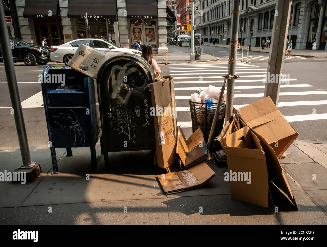 Una raffinata selezione di spazzatura da un ricettacolo traboccante di rifiuti di strada nel quartiere Flatiron di New York mercoledì 16 settembre 2020. Oltre 160 leader aziendali hanno scritto una lettera aperta al sindaco Bill De Blasio, esprimendo le loro preoccupazioni riguardo alle ignoranti preoccupazioni della città in materia di qualità della vita, tra cui la mancanza di raccolta dei rifiuti e l’impennata delle sparatorie. (© Richard B. Levine) Foto Stock