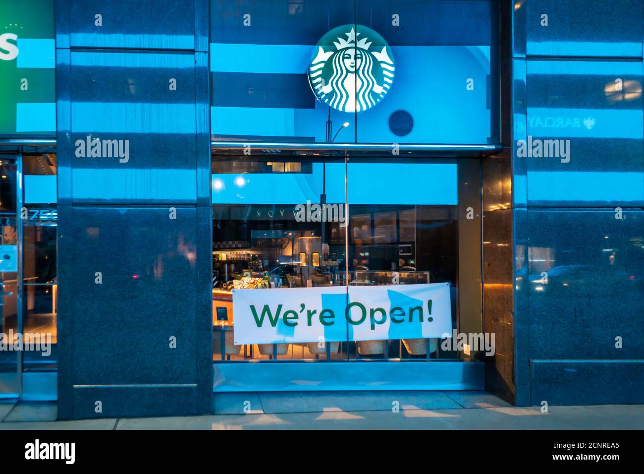 Uno Starbucks a Midtown Manhattan a New York annuncia che sono aperti mercoledì 16 settembre 2020. (© Richard B. Levine) Foto Stock
