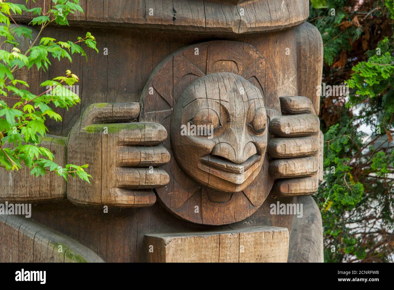 Il dettaglio di un totem pole (anni ottanta) di Duane Pasco in Occidental Park a Seattle, nello Stato di Washington, USA. Foto Stock