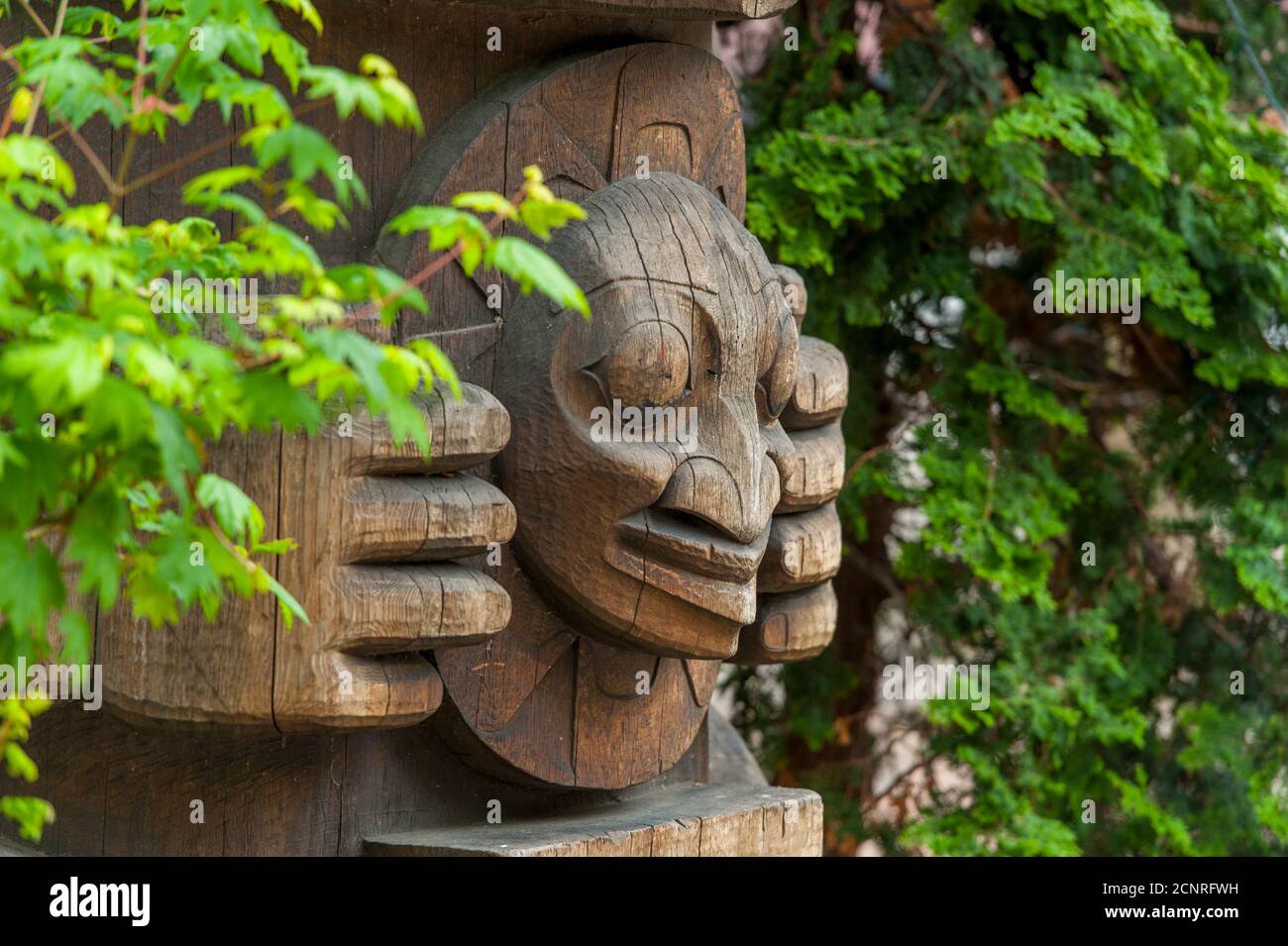 Il dettaglio di un totem pole (anni ottanta) di Duane Pasco in Occidental Park a Seattle, nello Stato di Washington, USA. Foto Stock