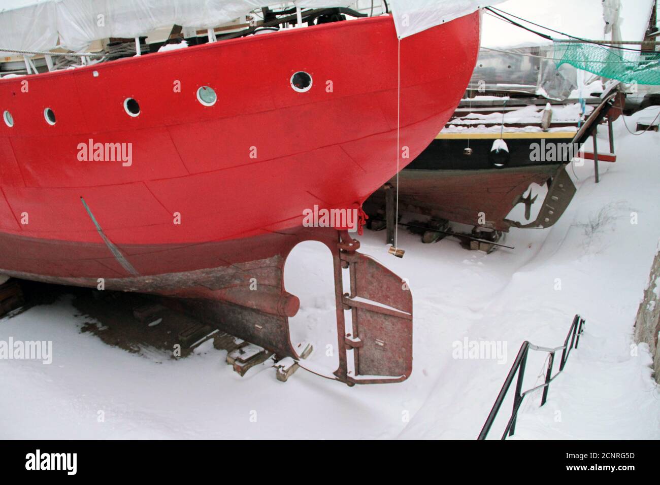 Scafo in nave in cantiere in inverno Foto Stock