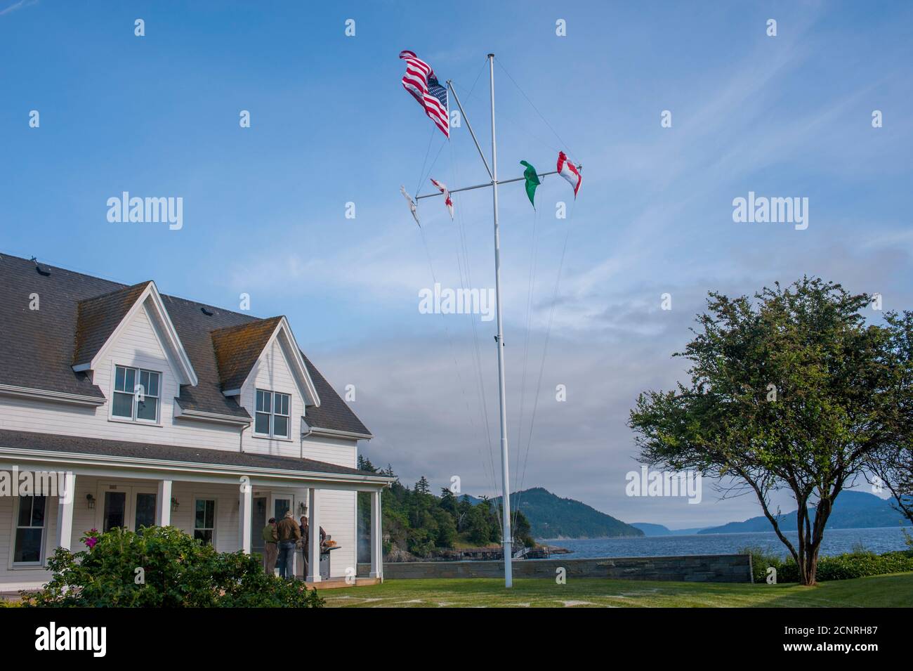 Una casa con un palo della bandiera a Eastsound sull'isola di Orcas nelle isole di San Juan nello Stato di Washington, Stati Uniti. Foto Stock