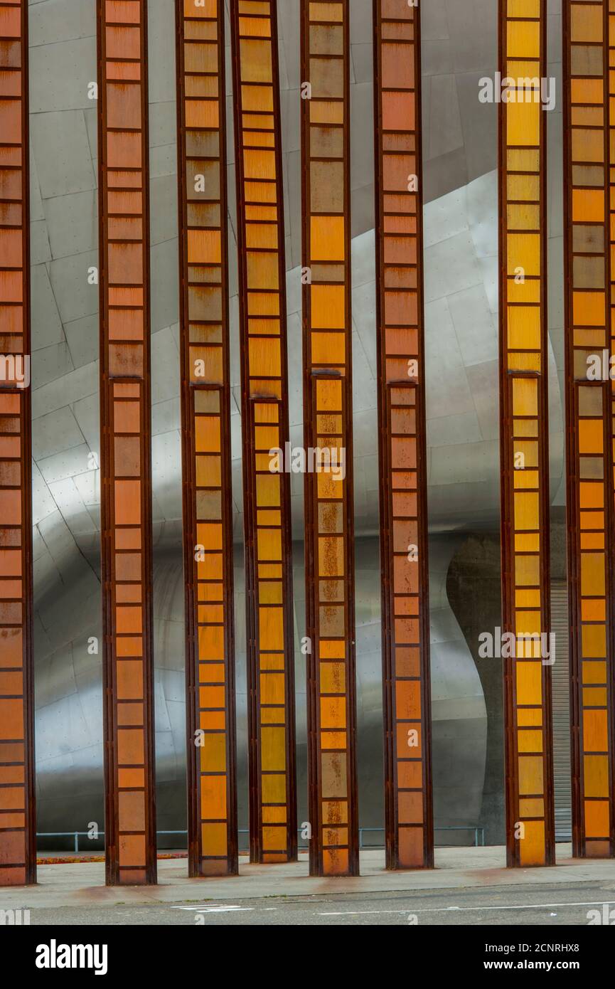 La scultura Grass Blades dell'artista John Fleming di fronte al Museo della Cultura Pop al Seattle Center di Seattle, Washington state, USA. Foto Stock