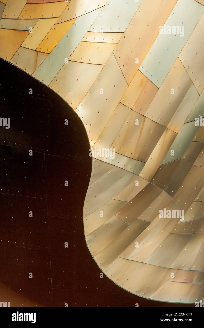 Dettaglio dell'architettura metallica del Museum of Pop Culture (progettato da Frank O. Gehry) al Seattle Center di Seattle, Washington state, USA. Foto Stock