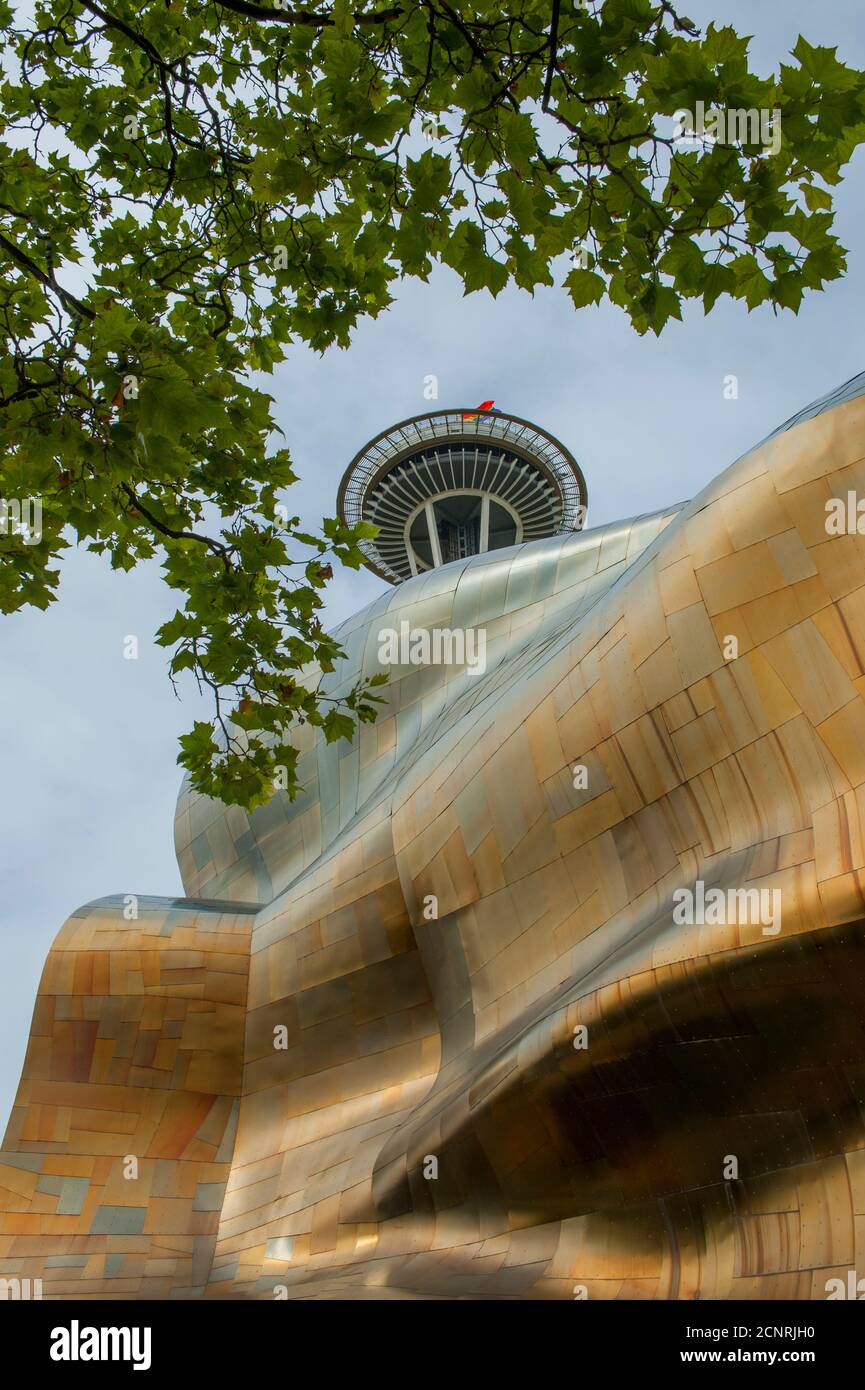 Il Museum of Pop Culture (progettato da Frank O. Gehry) e lo Space Needle al Seattle Center di Seattle, Washington state, USA. Foto Stock