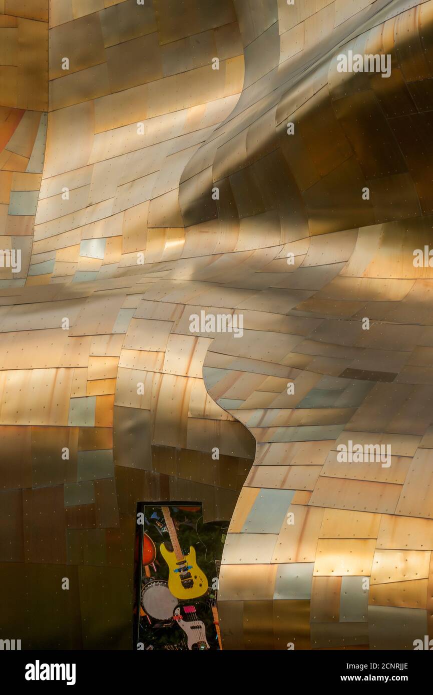 Dettaglio dell'architettura metallica del Museum of Pop Culture (progettato da Frank O. Gehry) al Seattle Center di Seattle, Washington state, USA. Foto Stock