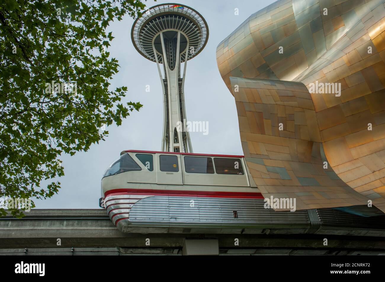 La monorotaia al Museum of Pop Culture (progettato da Frank O. Gehry) e lo Space Needle al Seattle Center a Seattle, Washington state, USA. Foto Stock