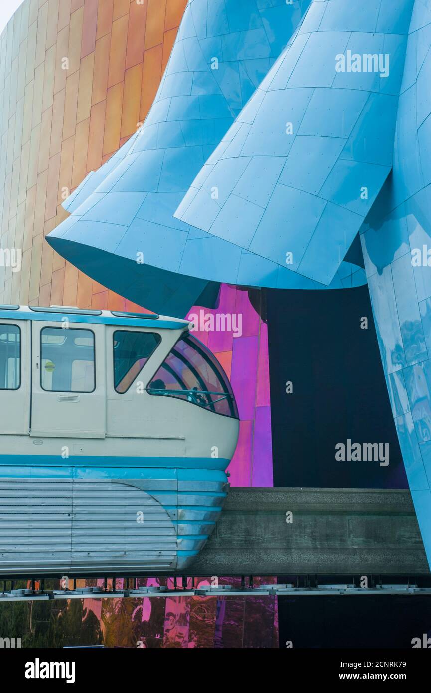 La monorotaia fermandosi alla stazione al Museum of Pop Culture (progettato da Frank O. Gehry) al Seattle Center di Seattle, Washington state, USA Foto Stock