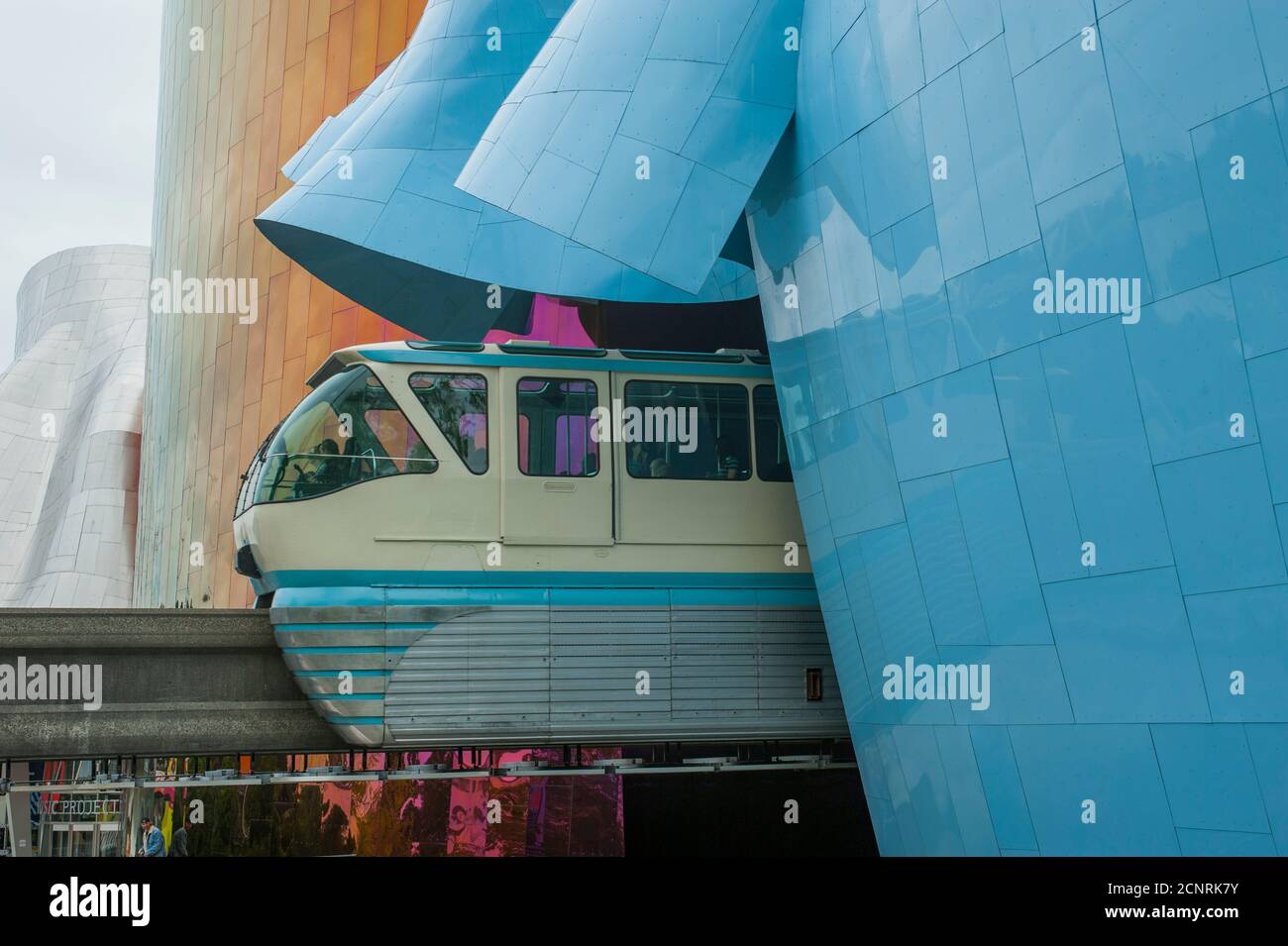 La monorotaia fermandosi alla stazione al Museum of Pop Culture (progettato da Frank O. Gehry) al Seattle Center di Seattle, Washington state, USA Foto Stock
