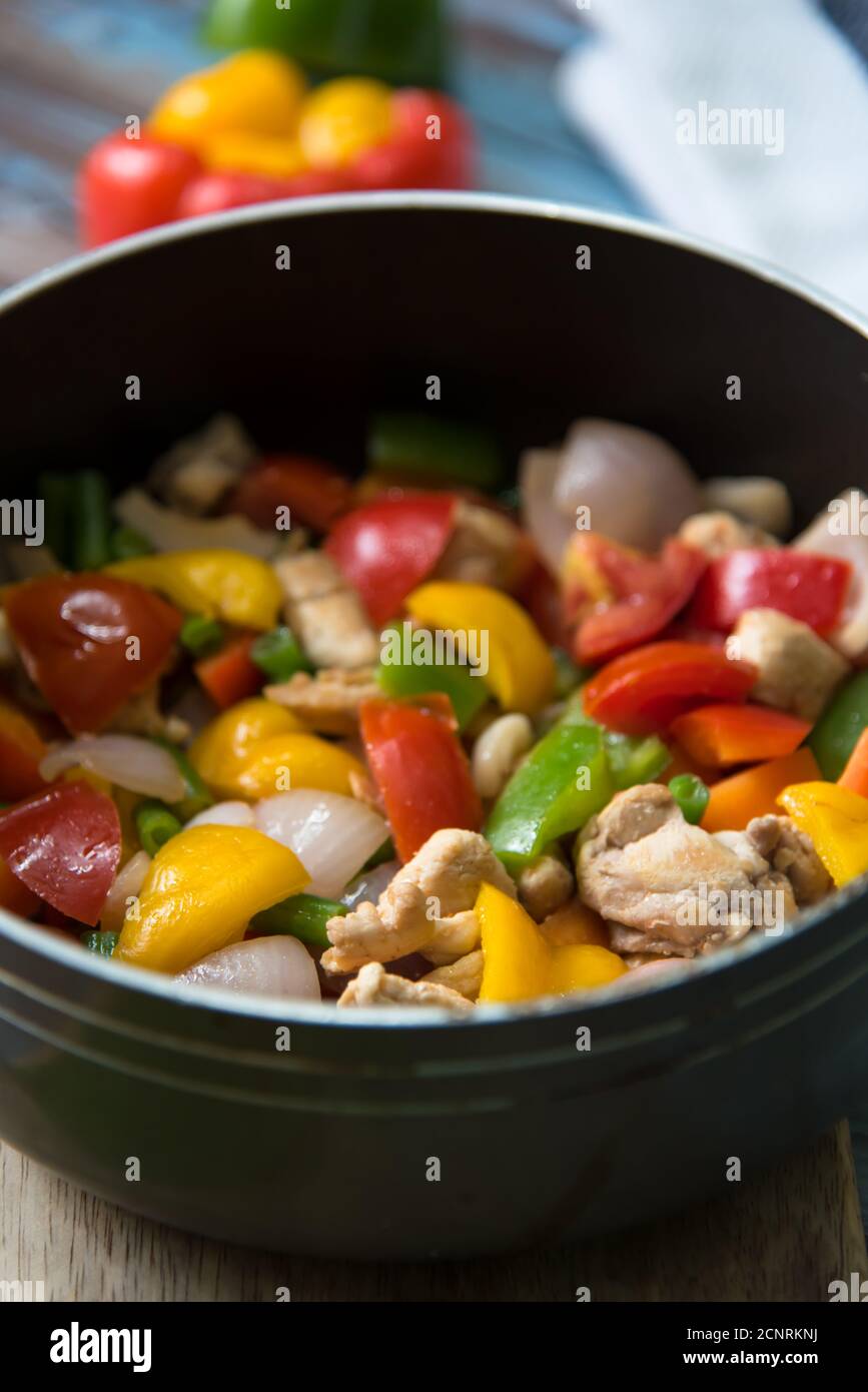 La carne e le verdure bollite saltati in una padella sullo sfondo. Foto Stock