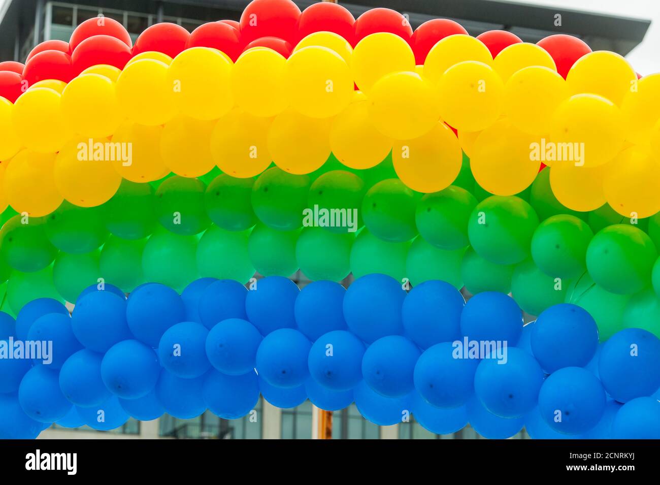 Palloncini nei colori arcobaleno che decorano il Seattle Center a Seattle, Washington state, USA per la sfilata di Seattle Gay Pride. Foto Stock