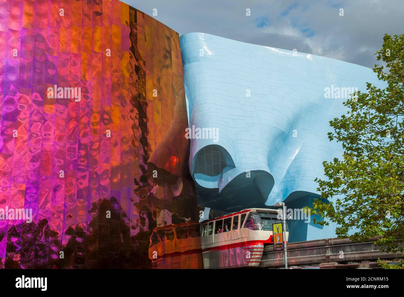 La monorotaia fermandosi alla stazione al Museum of Pop Culture (progettato da Frank O. Gehry) al Seattle Center di Seattle, Washington state, USA Foto Stock