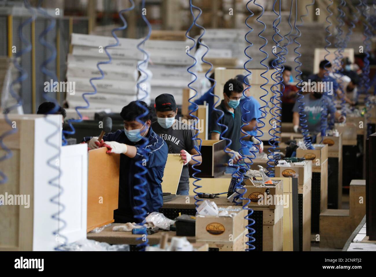 I lavoratori assemblano i cabinet alla CNC Cabinetry a South Plainfield, New Jersey, Stati Uniti, 16 giugno 2020. REUTERS/Andrew Kelly Foto Stock