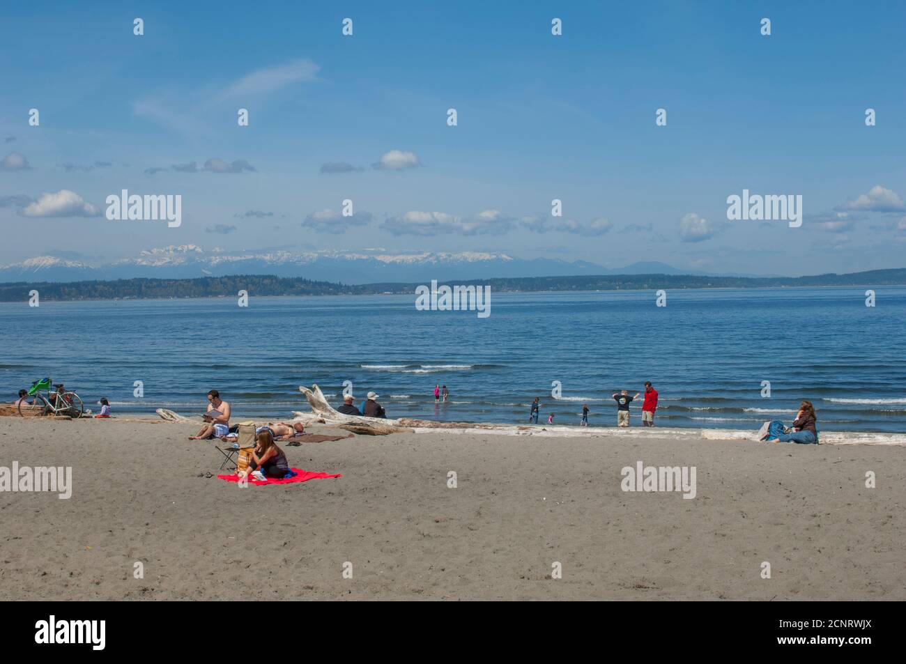 Persone sulla spiaggia di Alki Beach a West Seattle, Washington state, USA. Foto Stock