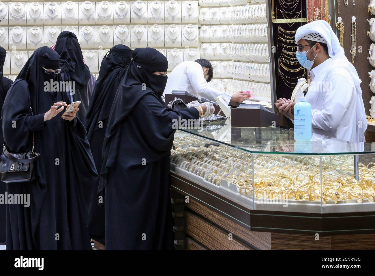 Le donne saudite acquistano gioielli in un negozio nel mercato dell'oro  prima del previsto aumento
