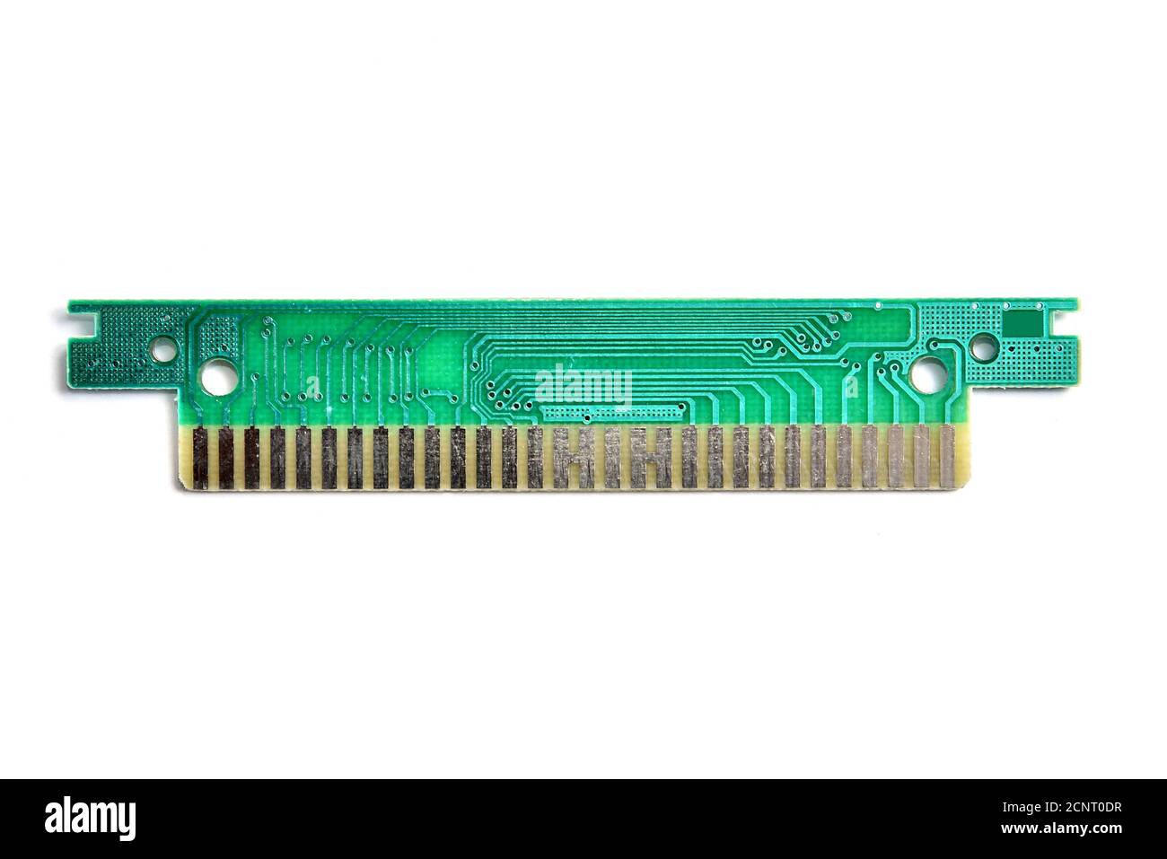 Circuito stampato elettronico verde con tracce su sfondo bianco isolate. Foto Stock
