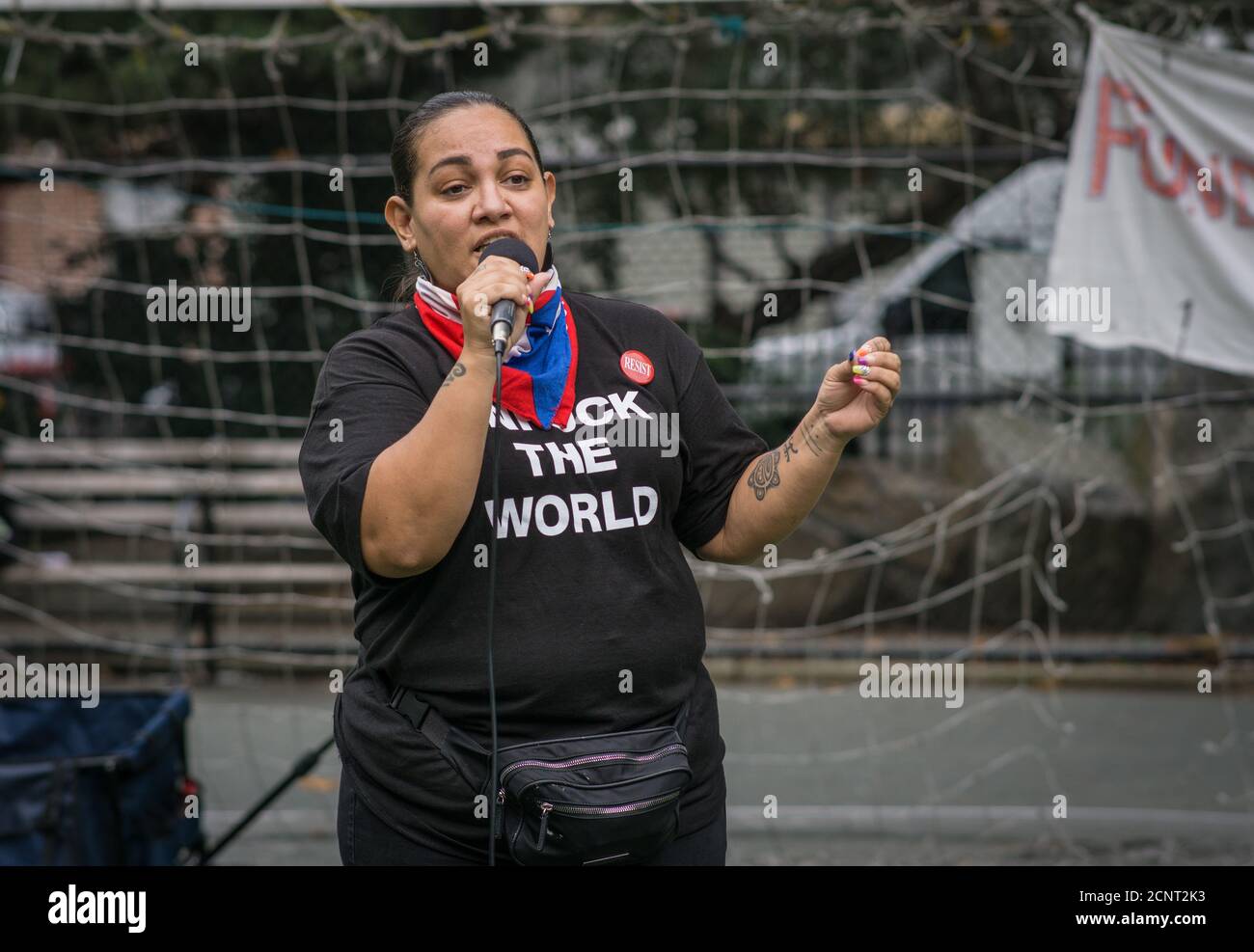 New York City, Stati Uniti. 17 Settembre 2020. I genitori e gli studenti del distretto 1 hanno marciato per chiedere al sindaco e al Cancelliere della scuola di New York di smettere di fingere di avere fondi sufficienti per riaprire le scuole in modo sicuro e chiedere che il governatore e il legislatore statale aumentino le entrate per finanziare le scuole. (Foto di Steve Sanchez/Pacific Press/Sipa USA) Credit: Sipa USA/Alamy Live News Foto Stock