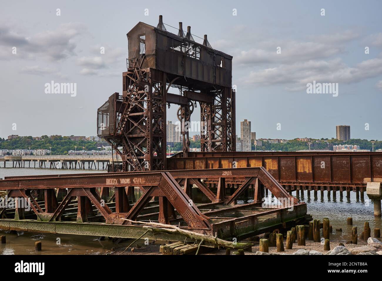69th Street Transfer Bridge nel Riverside Park, un tempo parte della New York Central Railroad, è ora un punto di riferimento storico. Foto Stock