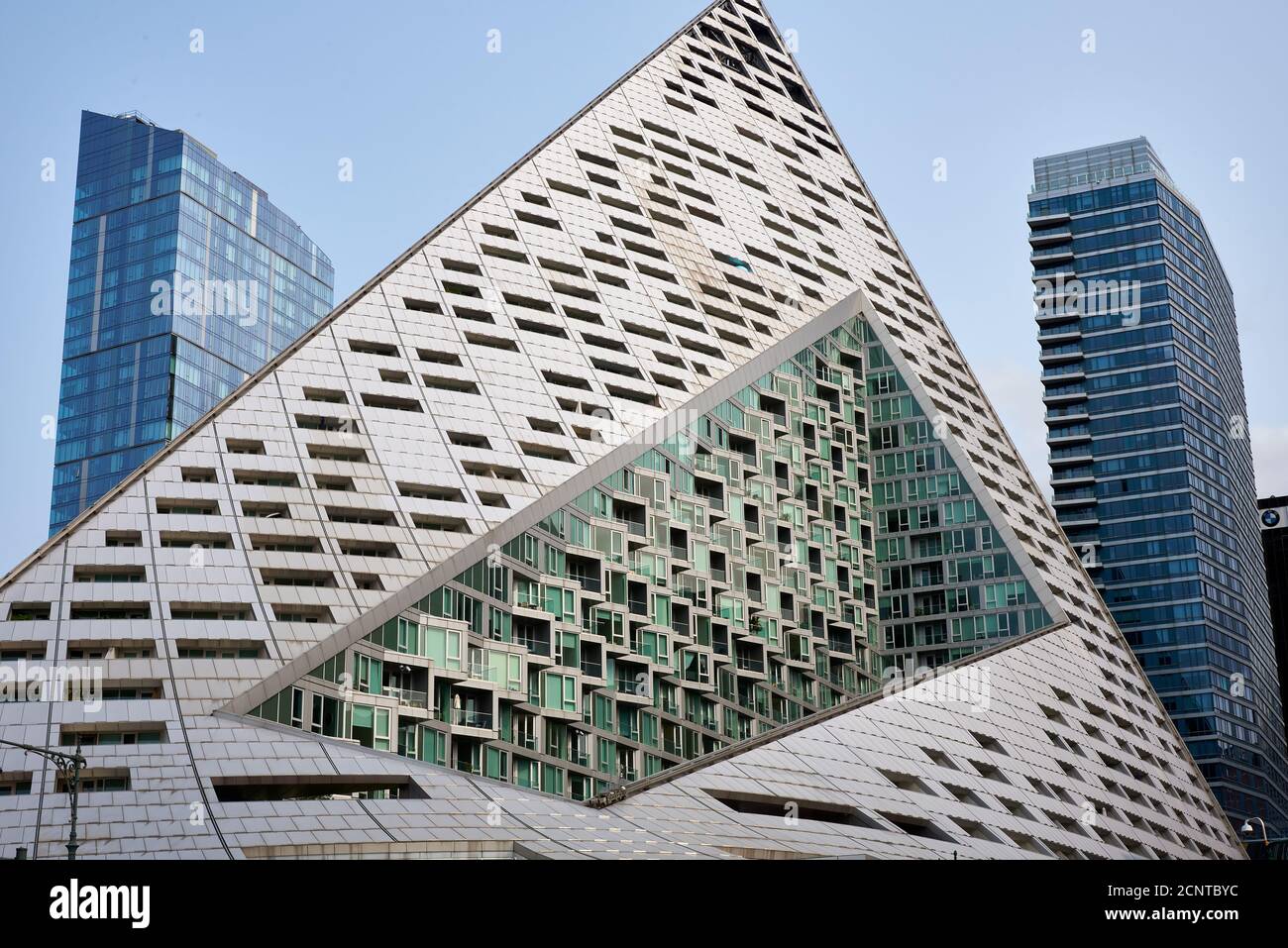 NEW YORK, NY - SETTEMBRE 16 2020: L'architettura unica del GRANDE Tetrahedron Building o VIA 57 West in Hell's Kitchen, Manhattan, New York City. Foto Stock