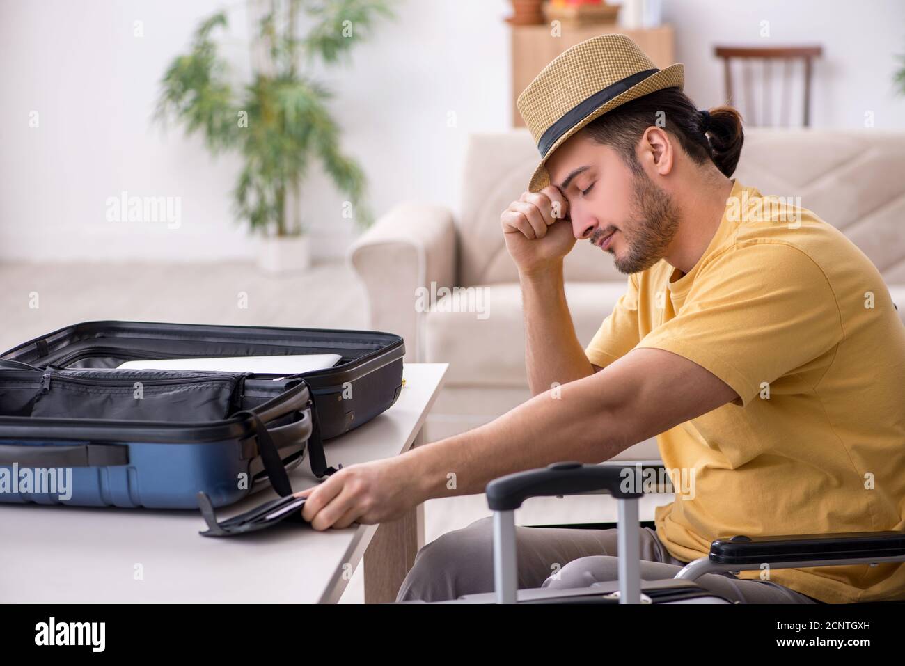 Giovane in sedia a rotelle che si prepara alla partenza Foto Stock