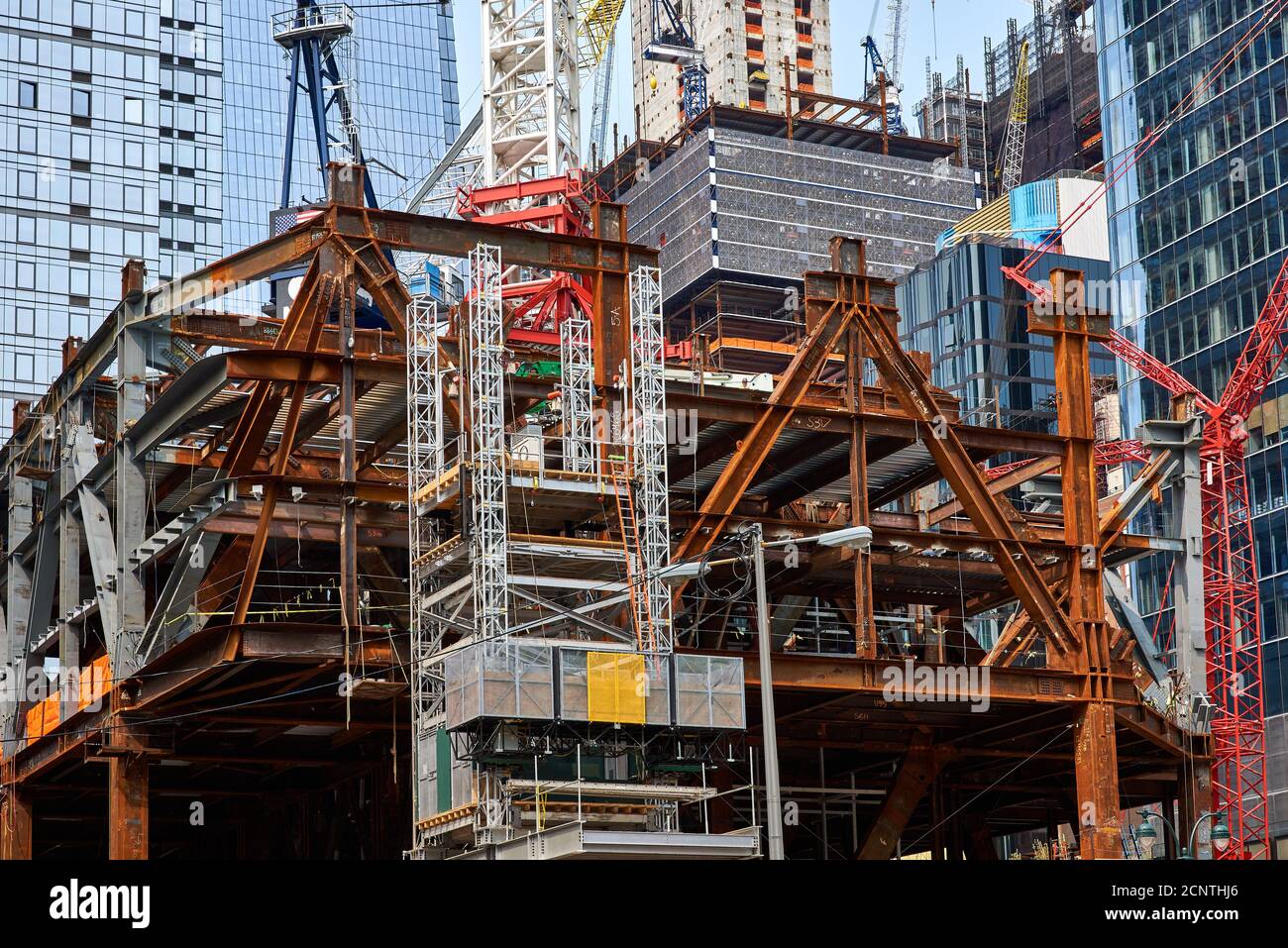 Mostra la costruzione di un certo numero di grandi grattacieli nel quartiere di Hudson Yards nel centro ovest di Manhattan. Foto Stock
