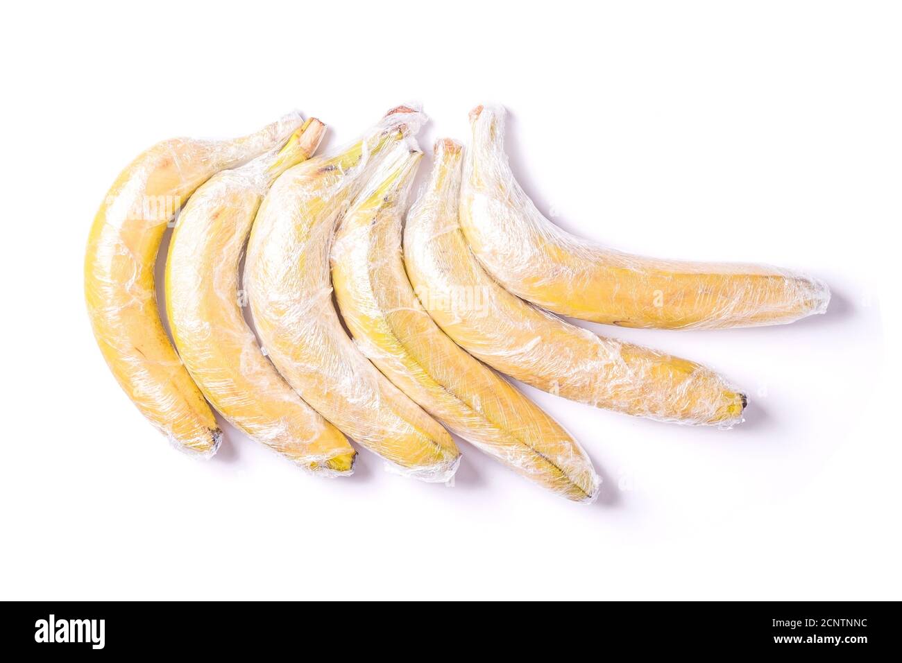 Banana frutta avvolta in stretch wrap plastica fondo isolato, minimalistica layout creativo, ecologia e ambiente concetto Foto Stock