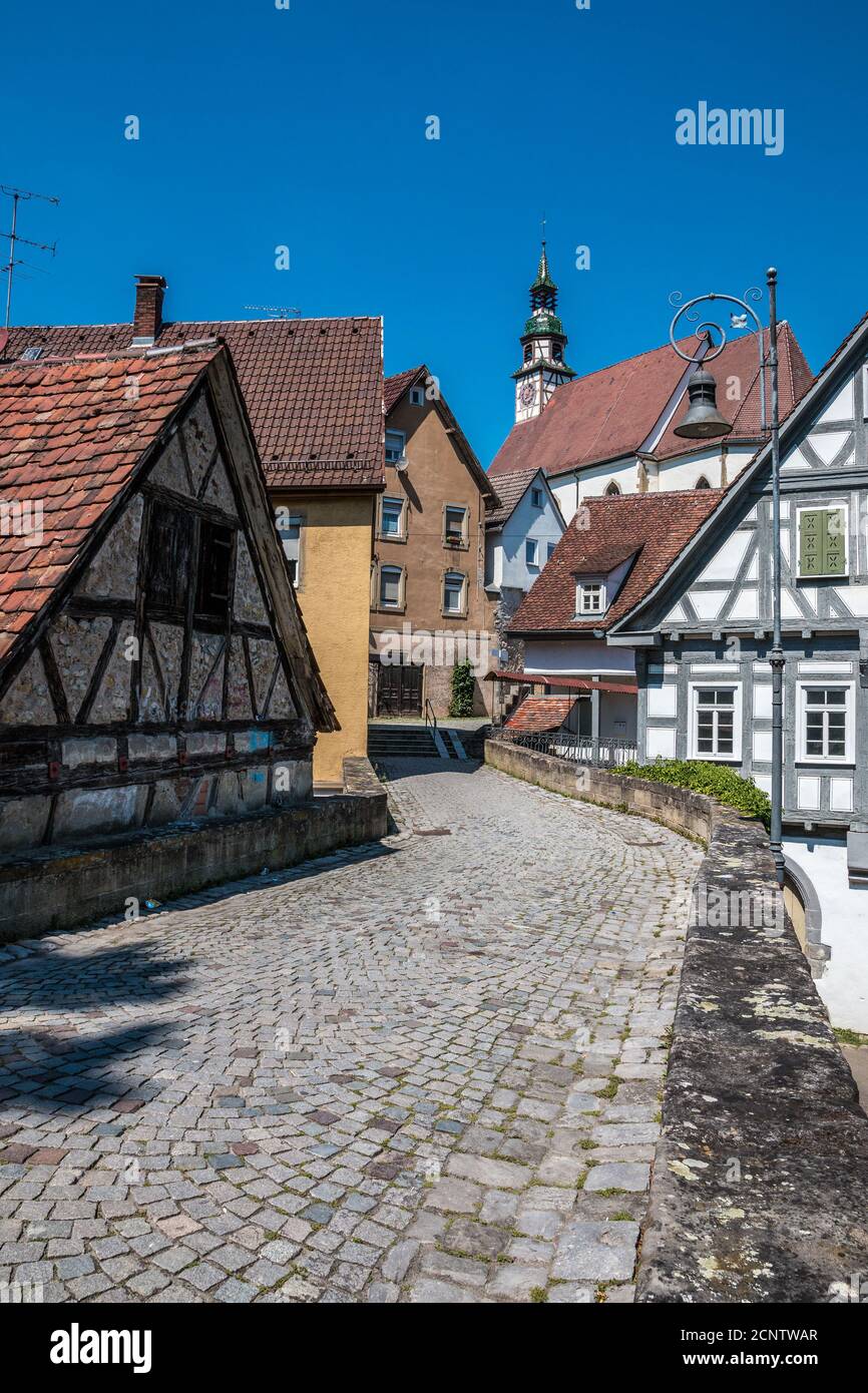 Vecchi edifici storici e una strada fatta di pietre di pavimentazione Foto Stock