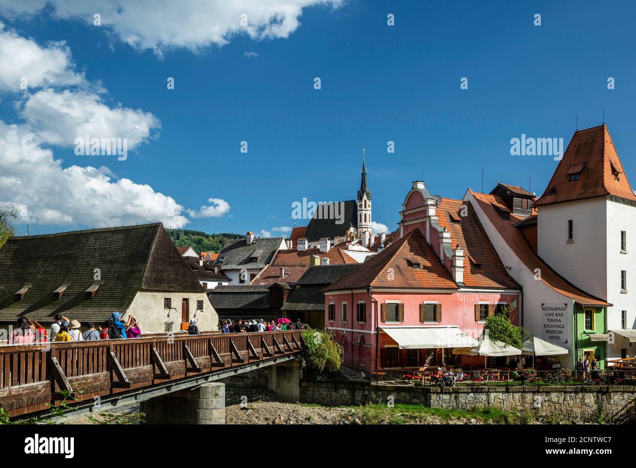 Ponte di legno, case e Chiesa di San Vito, Cesky Krumlov, Repubblica Ceca Foto Stock