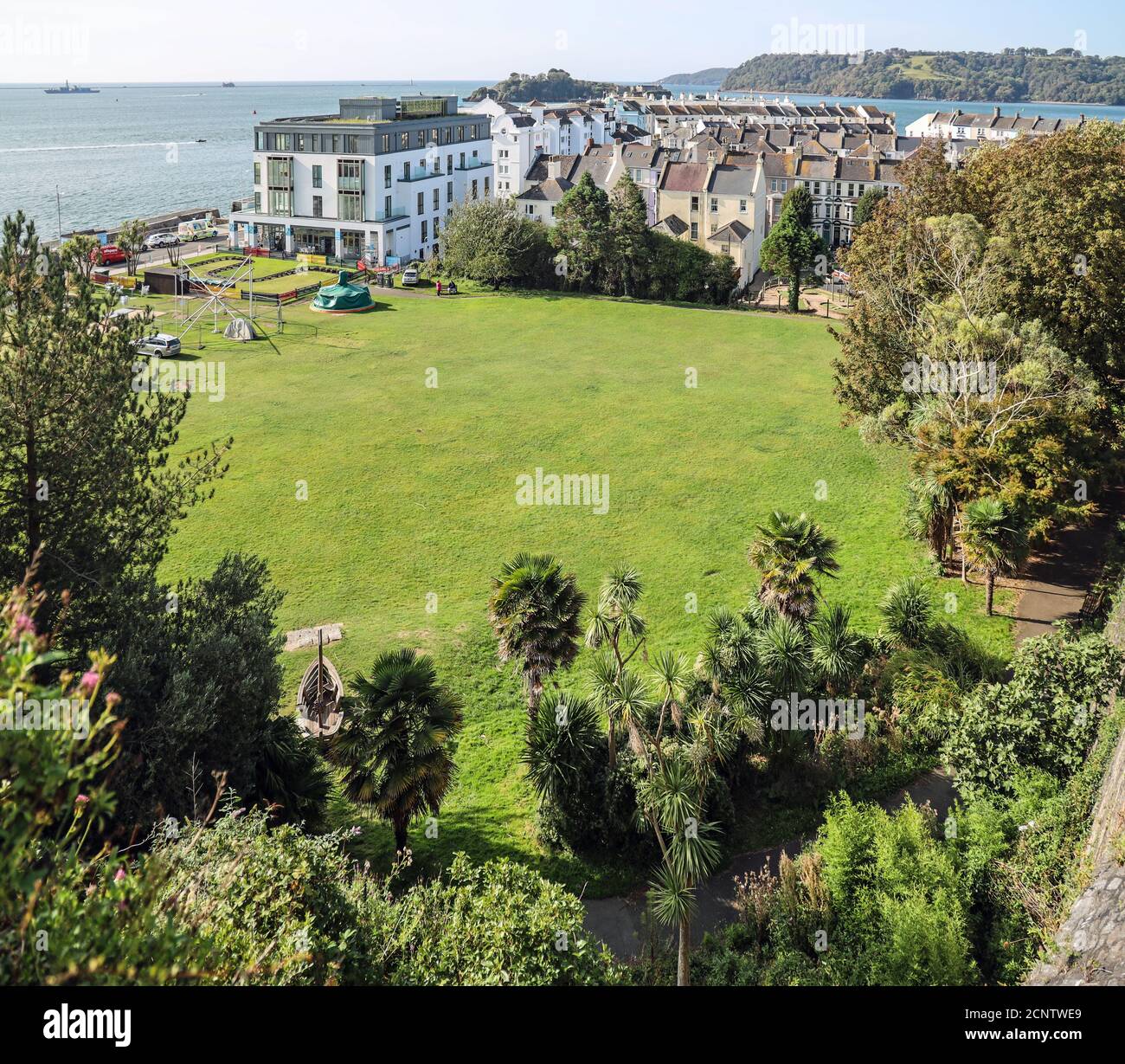 West Hoe Park a ovest di Plymouth Hoe, visto dall'alto. Nuovo appartamento di lusso con giardino sul tetto. In lontananza Drake’s Island e Mount Edg Foto Stock