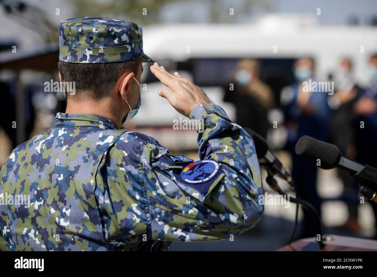 Capu Midia, Romania - 17 settembre 2020: Ufficiale dell'aeronautica rumena che saluta. Foto Stock